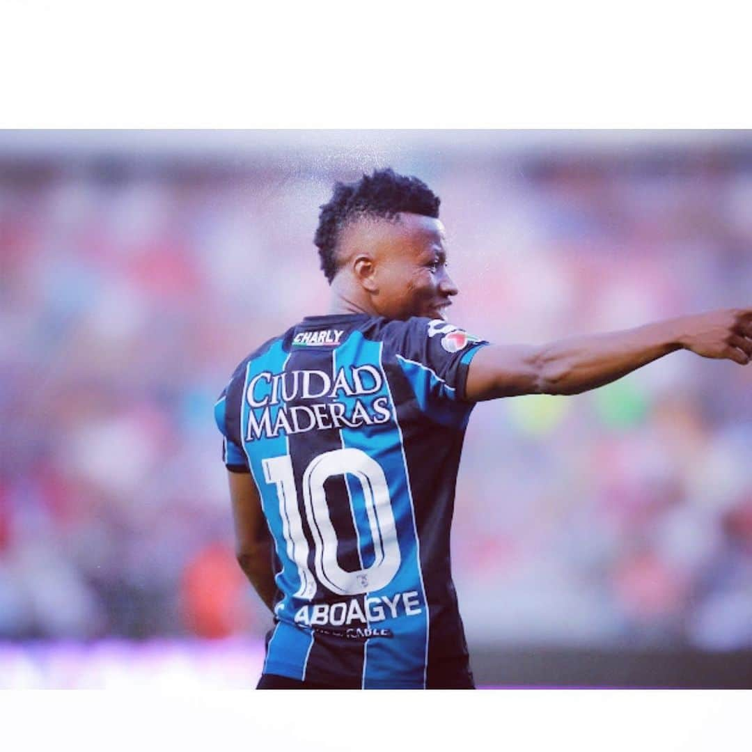 クリフォード・アボアガイのインスタグラム：「Muchas gracias @clubqueretaro por abrir me las puertas cuando más lo necesitaba .. fue un año magnífico lleno de buenos momentos.. Mencionó especial a la afición por su apoyo siempre en las buenas y en las malas ..fue un gusto portar estos color y siempre estará en mi corazón.. Mucho éxito para el futuro !! #SIEMPRE GALLOS 🙏🏾🙌🏾💙🖤🐔」