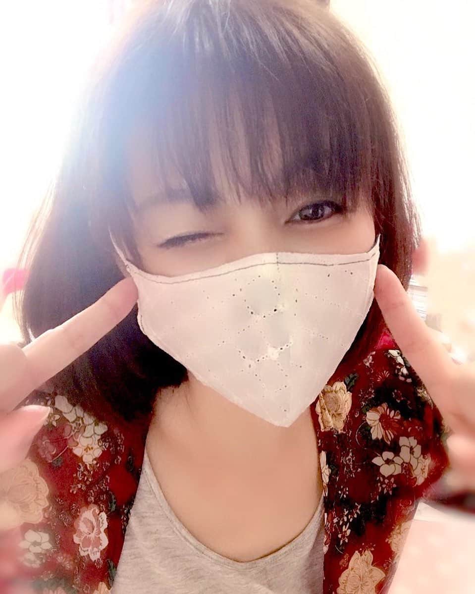 富岡美羽のインスタグラム：「ファンの方から夏用の手作りマスクを頂戴しました❣️フィット感もデザインも素敵過ぎです😭 他にもファンの方々からの真心のお品物やお手紙をたくさん頂戴致しました✨💕 来月放送のラジオ番組 #オバスト で少しご紹介させて頂きたいと思います🥰✨ お気遣い頂き、本当にありがとうございます💖」