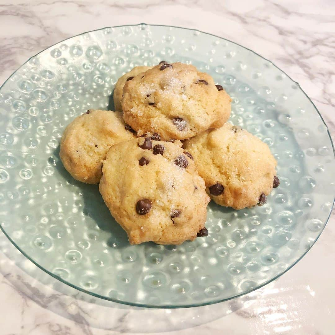 筧沙奈恵さんのインスタグラム写真 - (筧沙奈恵Instagram)「うちの定番おやつ、チョコチップクッキー🍪 ・ 私の母から教わったレシピなので、私にとっては懐かしい味です😌 ・ #チョコチップクッキー　#cooking #クッキー作り　#chocolatechipcookies #cookies #おうち時間　#おうちおやつ　#母の味」6月18日 10時36分 - sanaekakei