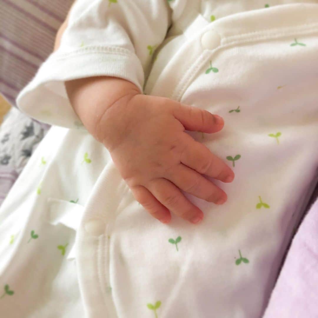馬渕史香のインスタグラム：「生後3週間を過ぎて、少しぽちゃぽちゃになってきました . #あしざわ家 #令和2年生まれ #5月生まれ #男の子ベビー #令和ベビー #babyboy #2020baby #newborn #ニューボーンフォト #新生児フォト #おうち写真 #ゼクシィbaby」