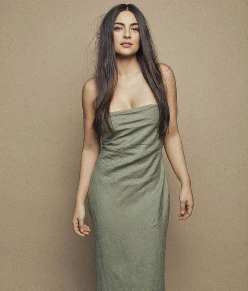 Ana Brenda Contrerasのインスタグラム：「Missing long hair vibes ... but I’m getting there 👍🏼 // extrañando mi pelo Largo pero ahí voy ( también a mi team y los photo shoots ) 💚」