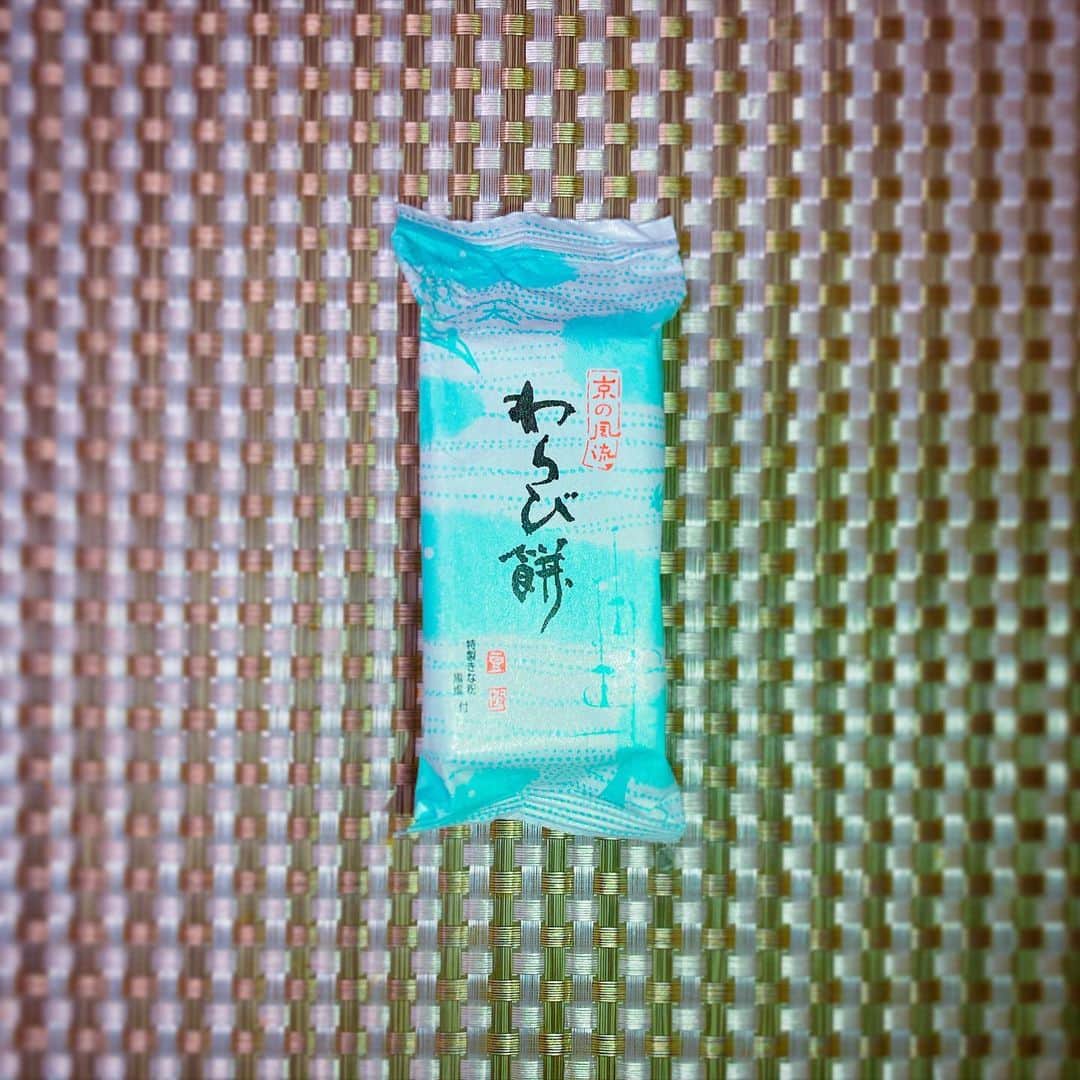 小峰みこさんのインスタグラム写真 - (小峰みこInstagram)「希実姐さんのお客様からいただいた京都のわらび餅！ 5月から8月までの期間限定で販売されてるんだって🌺 本物のわらび粉を使ったわらび餅は、もちもちが別格でおいしかったです😋 ごちそうさまでした✨ . #わらび餅 #warabimochi #japanesesweets #kyoto #お土産 #souvenir #sweets #dessert #豆政 #期間限定 #差し入れ #ごちそうさまでした #デザート #スイーツ #instafood #like4likes」6月18日 10時45分 - mico_19911201