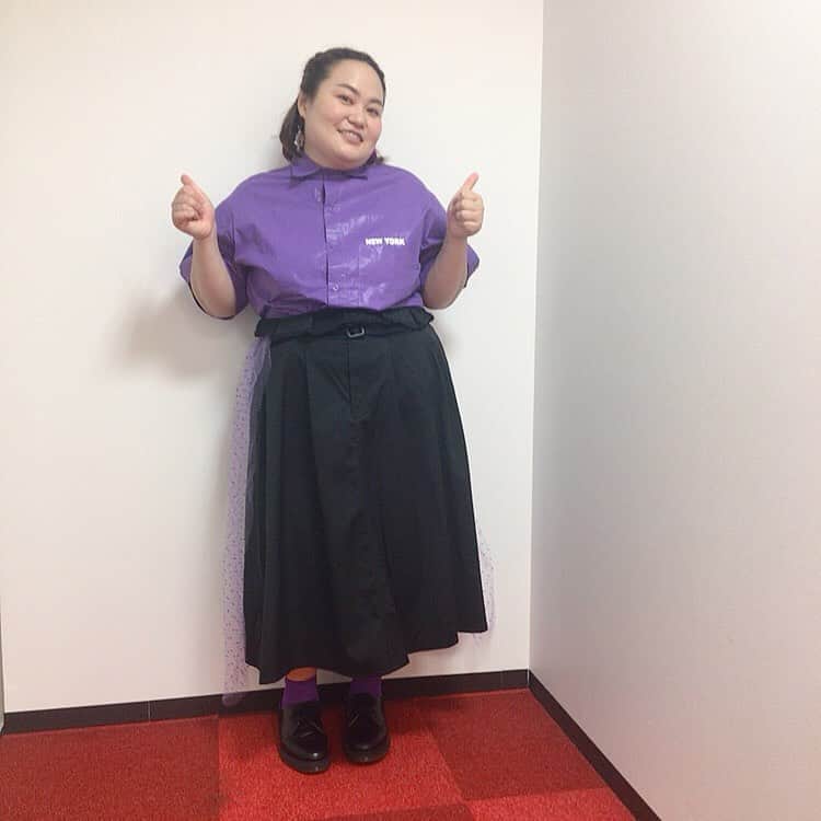 おかずクラブのインスタグラム：「恋ステ👚👗👠 こんにちは〜！ スタイリストのAyumiです〜 ゆいPさんが痩せたのが、凄いニュースになってますね！ でも、ホントにサイズ感とかすごい変わりましたよ！！ こちらは、先日OAの恋ステ衣裳！ この日はパープルで合わせました！ シャツも光沢ある感じの素材で、パープルのチュールをスカートに付けて、靴下もパープルです！ もっと言うなら、全然写真では分からないけど、イヤリングもパープル系で、左右違うデザインの物にしております！  ゆいP⭕️ パープルシャツ👉🏻Romantic Standard  @romantic_standard  スカート👉🏻PUNYUS @punyus  パープルソックス👉🏻SPINNS @spinns_official  その他👉🏻スタイリスト私物  Styled by @ayumiii_2019  #恋ステ #恋する週末ホームステイ  #おかずクラブ #ゆいP #okazugram」