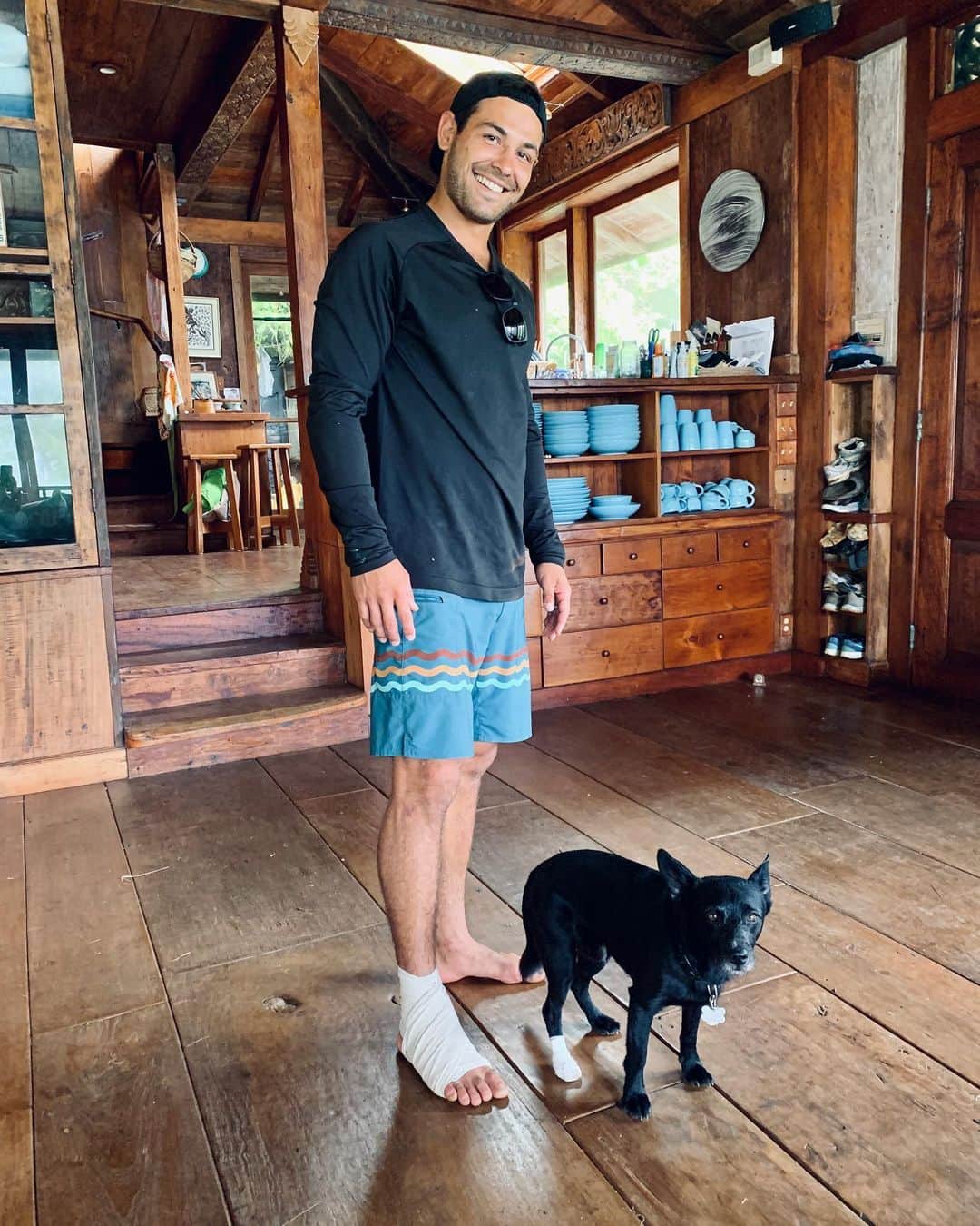 カリッサ・ムーアのインスタグラム：「The boys got a little beat up... Father like son.」