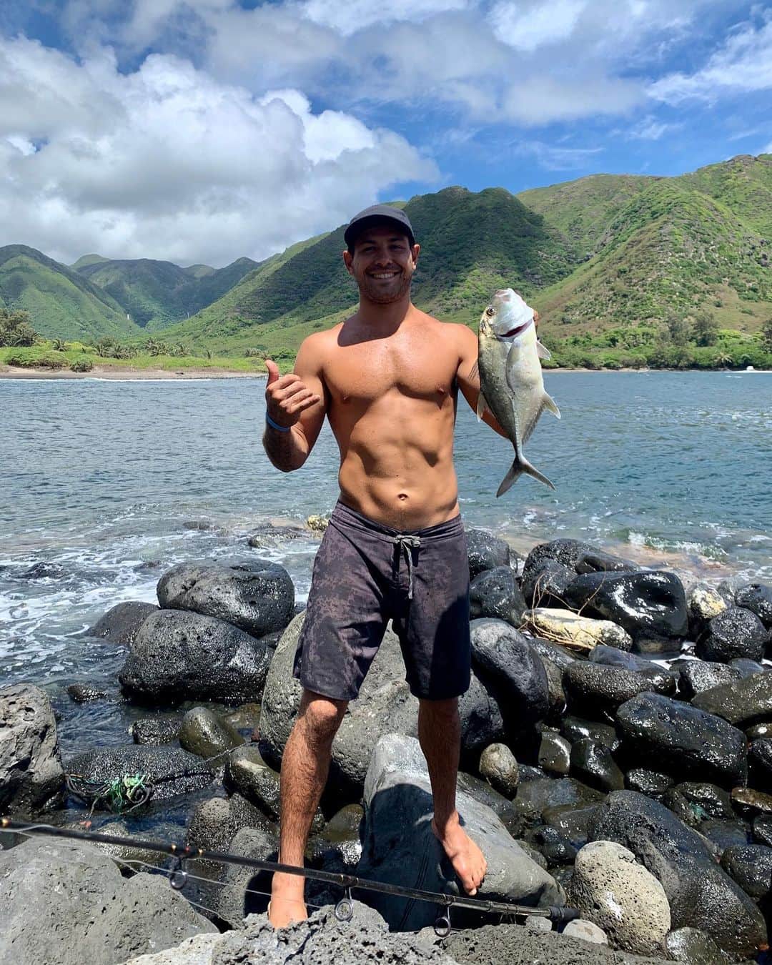 カリッサ・ムーアのインスタグラム：「Luke will provide 🙌🏼🐟🎣 #onokinegrinds」