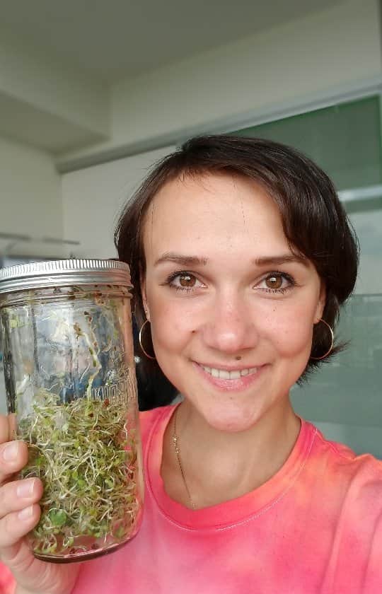 リュボーフィ・イリュシェチキナのインスタグラム：「How convenient is it to have your vitamins and nutriens growing at your own place with minimum care required?! All you need is: ✔ jar ✔ meshy lid ✔ seeds ✔ water  Soak your seeds for 6-8 hours or overnight. Poor the water out. Rinse twice a day. In 5-7 days you'll have a home grown, organic, delicious microgreens which will be a perfect addition to any of your favorite dish!  Enjoy!!! 😋  @lubov_ilyushechkina @dean.harrison.106 @alexia_performancenutrition  @ugrogreens_kits  #microgreens #gardening #homegarden #organic #natural #vegan #vegetarian #seeds #sprouts #sprouting #sproutseeds」