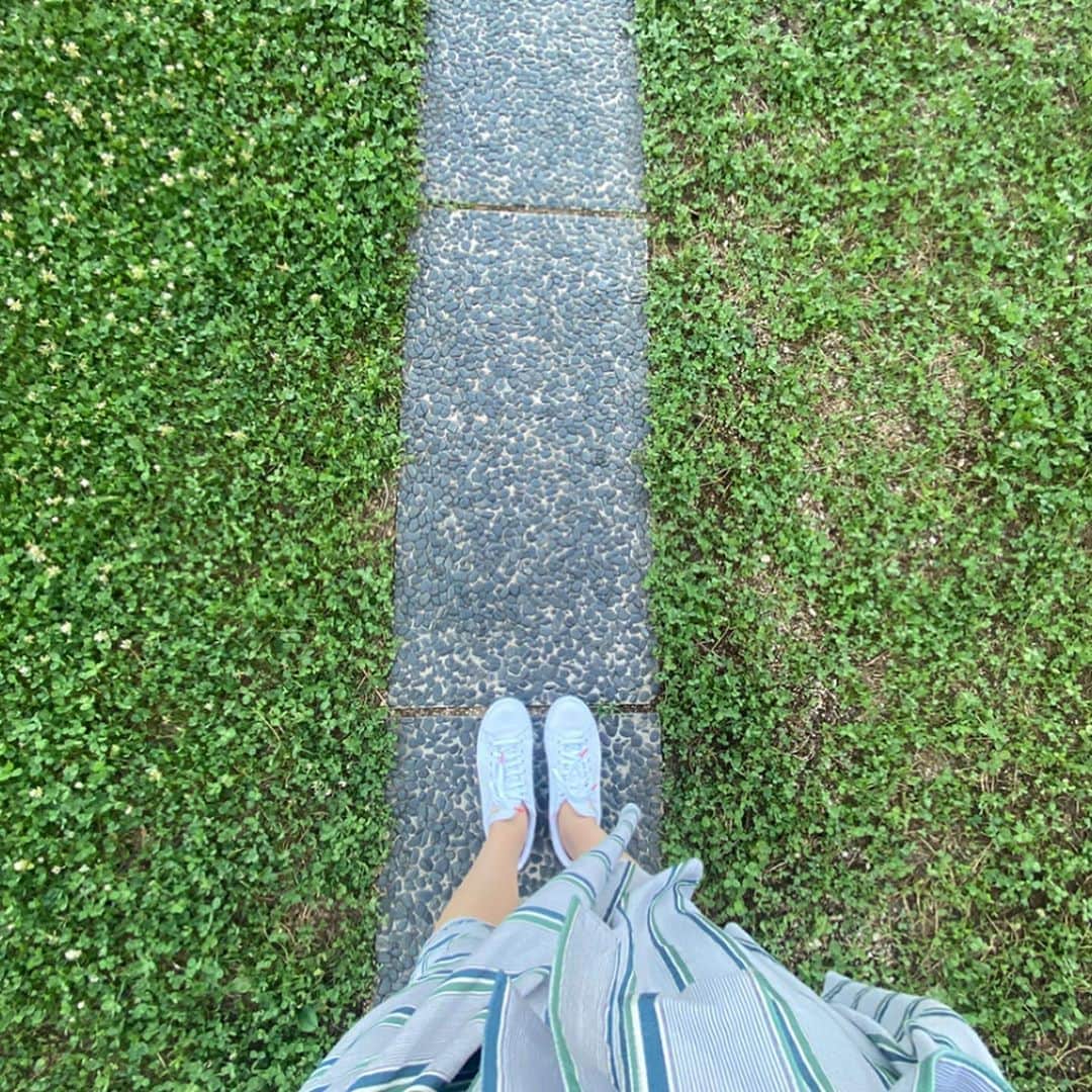 下村彩里さんのインスタグラム写真 - (下村彩里Instagram)「梅雨の晴れ間を使って、雨の日に履けないような靴を履くのも、最近の楽しみです。😋 ✴︎ #スカートにスニーカー #私服 #天気に合わせて #靴選び #白い靴は #雨の可能性がある日は #あまり履きません笑 #防水スプレーも👍 ✴︎ #西日本は大雨に気をつけてください ✴︎ #下村彩里#テレビ朝日アナウンサー#casualclothes#anchor#weatherforecast#rainyseason」6月18日 10時59分 - sairi.shimomura_ex