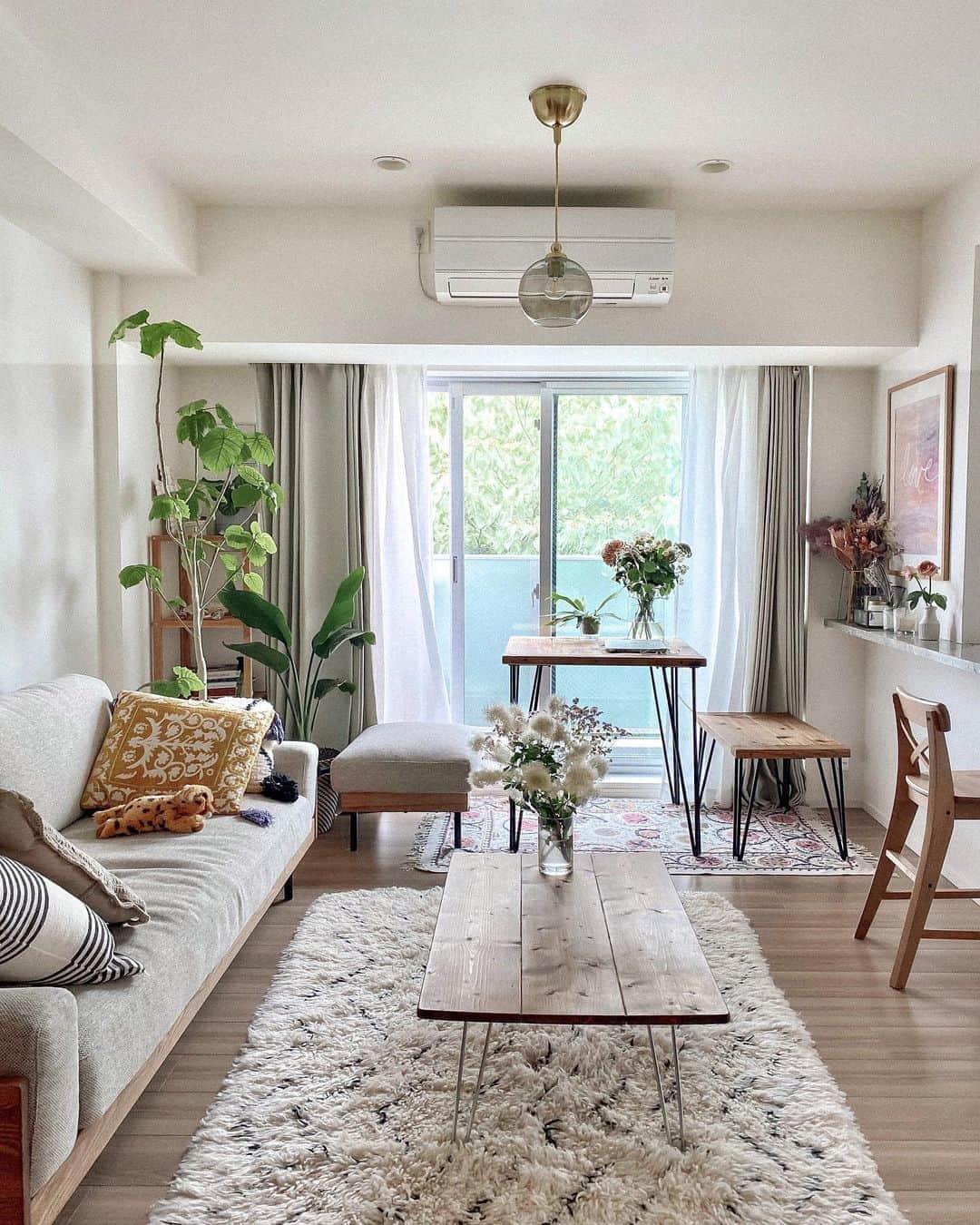Manamiのインスタグラム：「#マナシカの家 Living room今はこんな感じ🛋 お誕生日にもらったお花でお部屋が可愛いんだ〜🥰💐 冬にスカスカになっちゃったウンベラータも ようやく元気取り戻してきた🌿 本当はもっとごちゃごちゃで グリーンもりもりな部屋にしたいんだよな〜🌿 ㅤ 家具ほとんどタグ付けしてあります😉✔️ #1LDK」