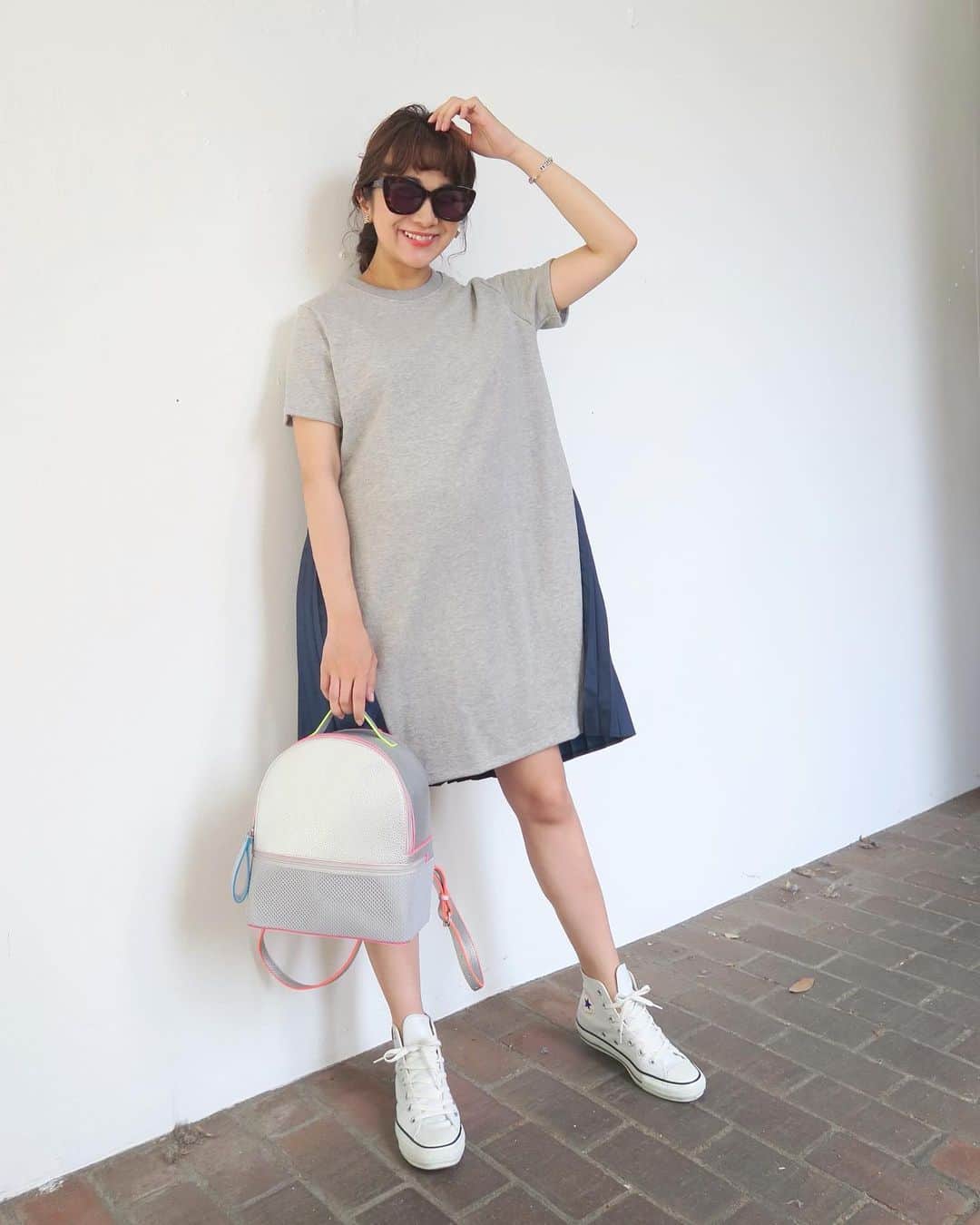 Mai Wakimizuのインスタグラム：「お腹が大きくなり過ぎて着れるお洋服が限られて来たこのタイミングで、ふと思い出した(笑)スウェットプリーツワンピ♡今の私には有難すぎる1枚！今年も大活躍出来て嬉しい♡今夜から始まるearly summer saleの対象アイテムです＼(^o^)／ #wakkinstyle#ootd#coordinate#マタニティコーデ#妊娠9ヶ月 dress:#linkable @linkable_official(今夜20:00〜sale対象) bag:#linkable @linkable_official(来週通常販売予定) shoes:#converse  sunglasses:#zara」