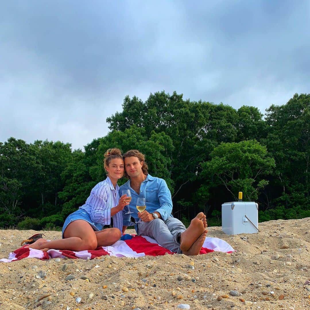 ニーナ・アグダルのインスタグラム：「3 years later. Still on a beach. Still drinking wine. Still cracking jokes no one else would find funny ❤️」