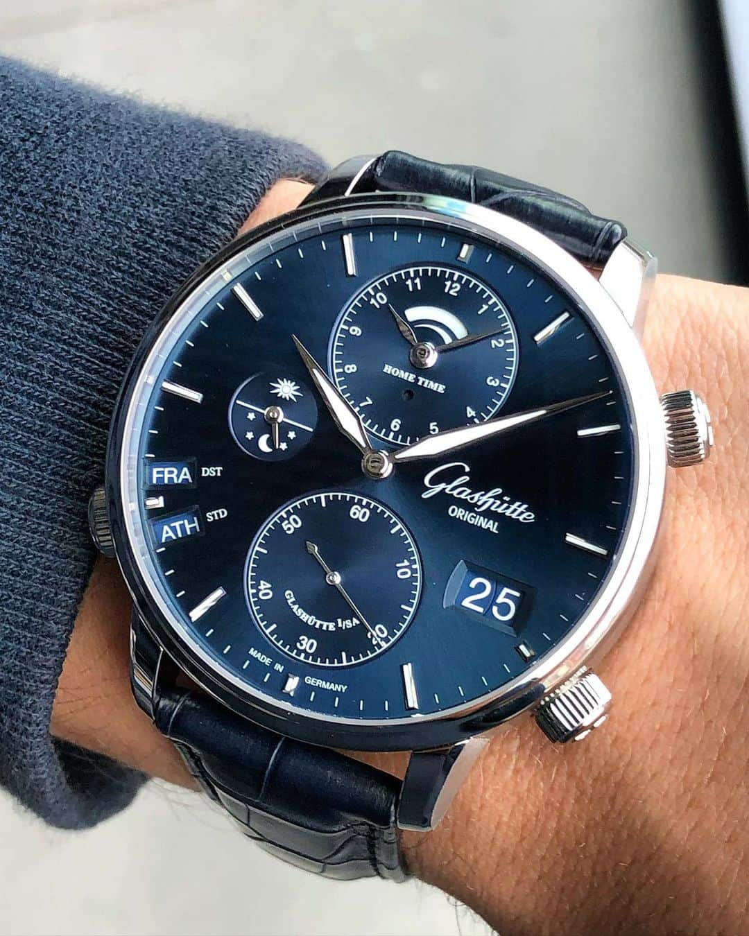 Daily Watchさんのインスタグラム写真 - (Daily WatchInstagram)「Introducing the @GlashuetteOriginal Senator Cosmopolite with new stunning blue dial. The Senator Cosmopolite offer the owner a selection of 35 time zones - even those with 30 and 45 minutes time differences 🌏 #GlashütteOriginal」6月18日 22時19分 - dailywatch