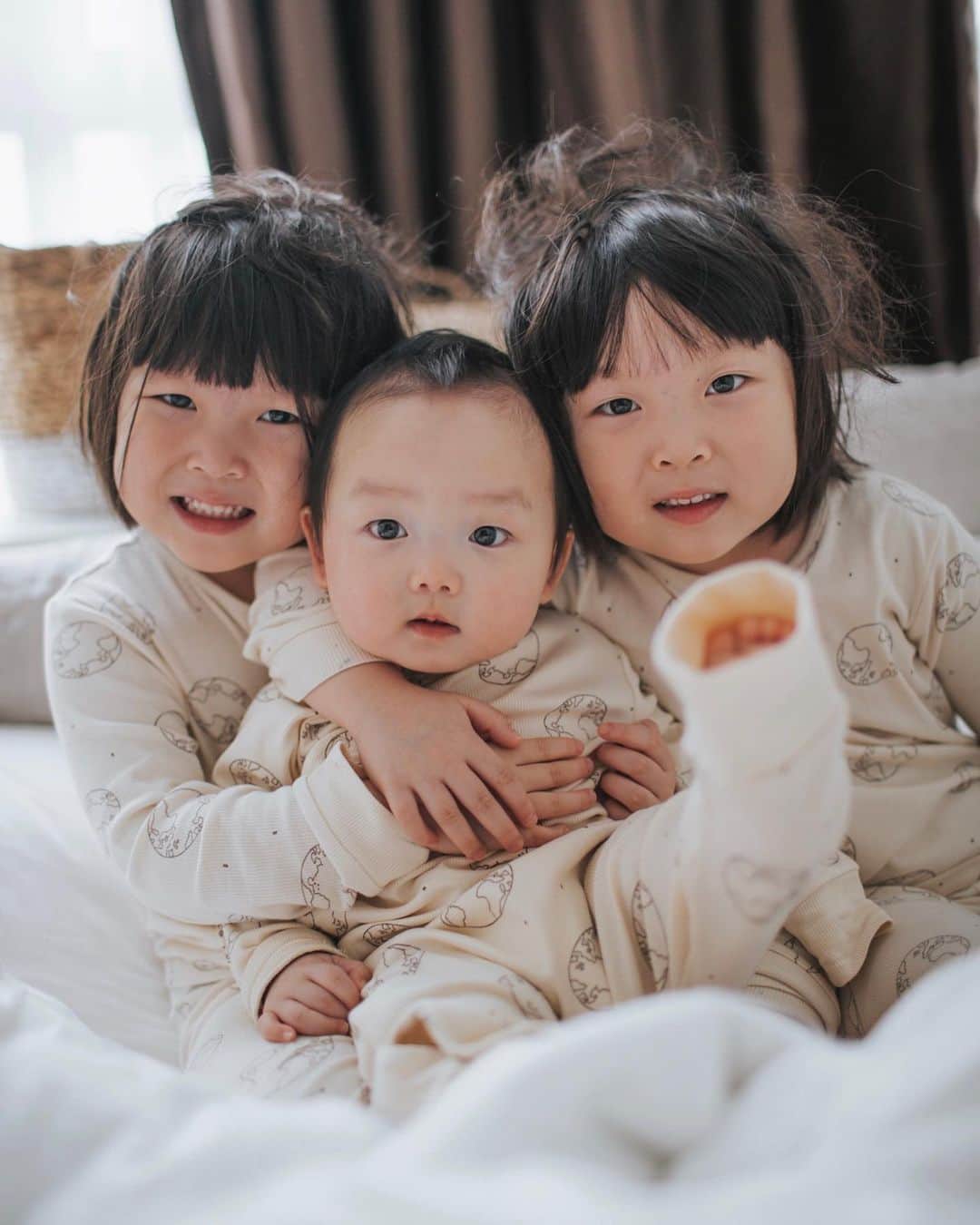 MOMOツインズのインスタグラム：「Enough of jammies all day. Bring on Phase 2, we are SO ready for the outdoors 🍃  #bedhairdontcare #almosttriplets」