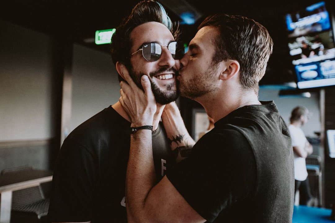 リアン・ドーソンのインスタグラム：「not being on tour has really magnified how much i love and miss my birthday boyboy. through it all he remains the most funny, kind, punctual, hard-working, has the most keen business mind, great looking, infectious smile, and don’t get me started on the hair. miss you jack, love you so much bud. happy big boy day. i seem to kiss you a lot.」