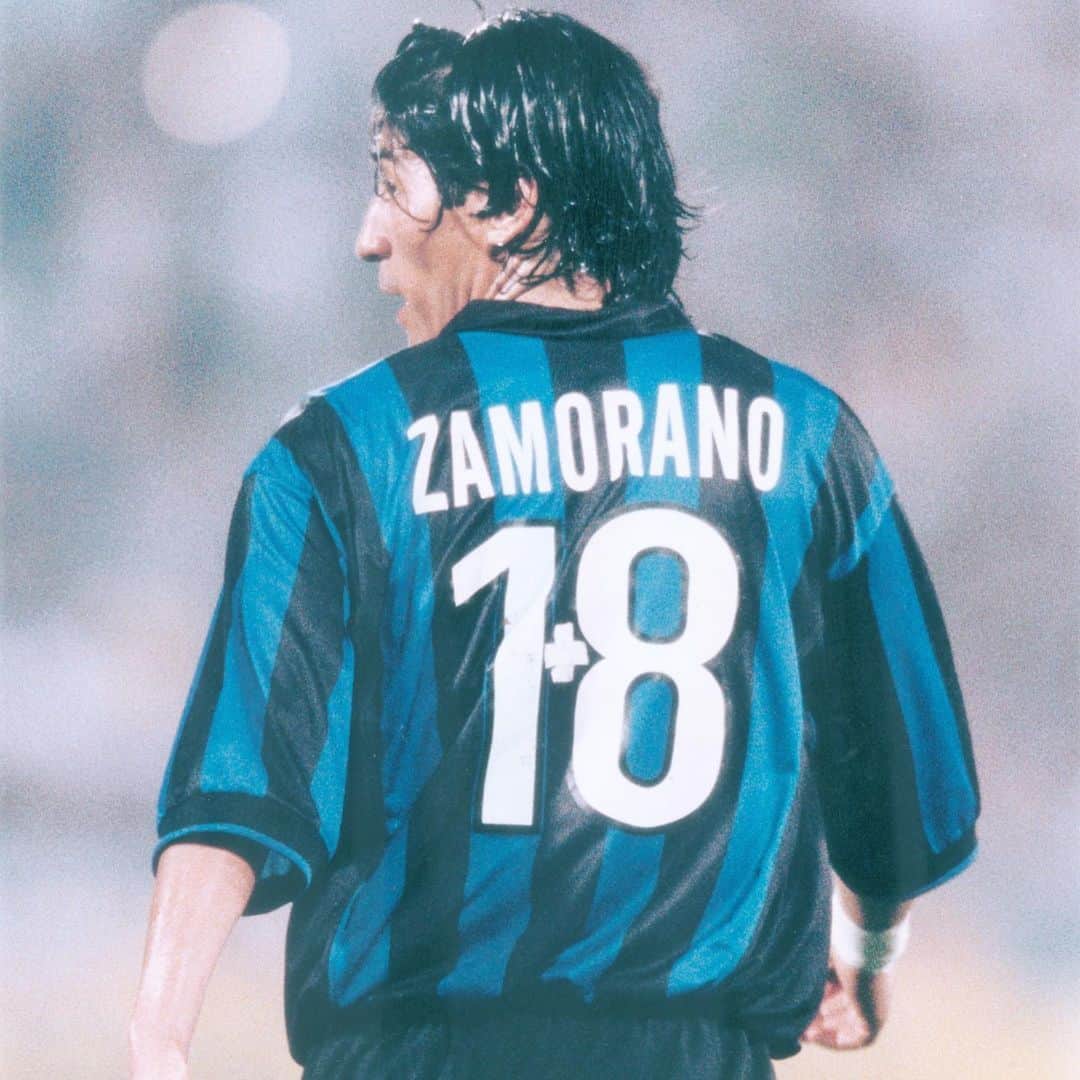 インテルナツィオナーレ・ミラノさんのインスタグラム写真 - (インテルナツィオナーレ・ミラノInstagram)「PLAYER GALLERY 1️⃣+8️⃣⚫️🔵 @bambam9oficial Powered by @pirelli  #Inter #ForzaInter #Zamorano #Legend #Football #InterHallOfFame #TBT #ThrowbackThursday #Pirelli」6月18日 20時46分 - inter
