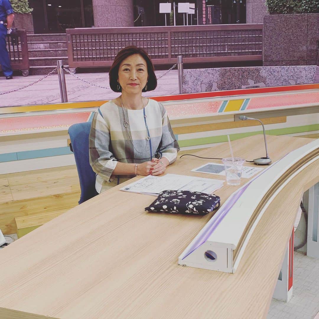 のインスタグラム：「今日は木曜。 テレ朝「大下容子ワイド！スクランブル」でした。 今日は自分がスタジオ出演でした。 このチェックの衣装 なんだかかわいくて気に入りました。」