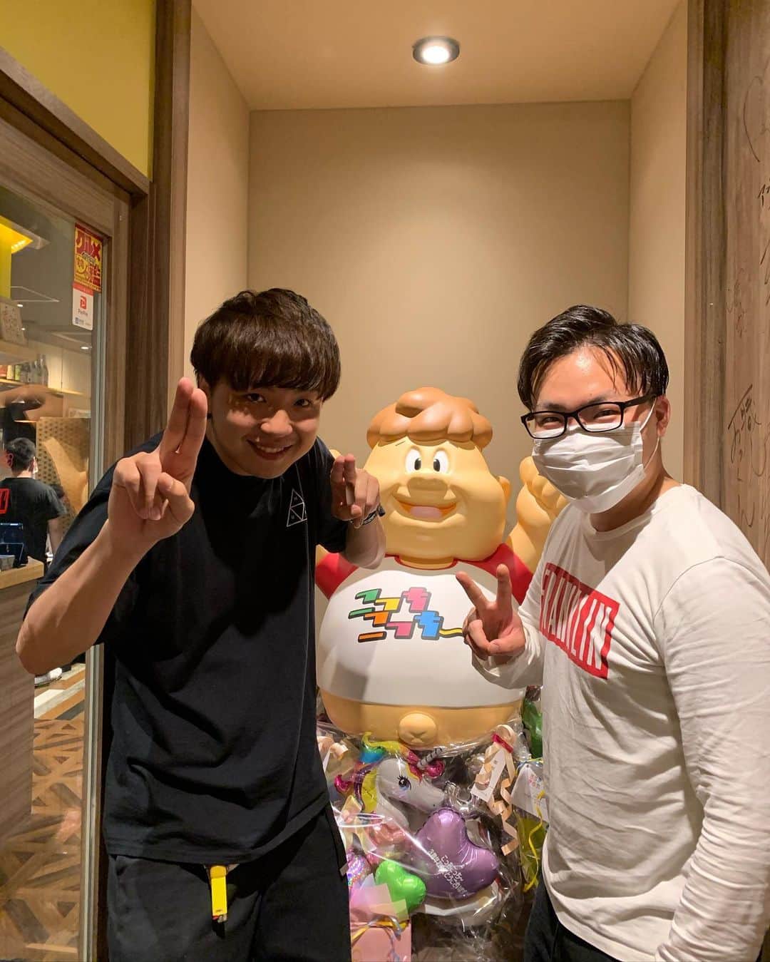 池田真一のインスタグラム：「先日 激うま焼き鳥(まだ行ってない😅) 鶏プラザ中野くんの大将中野くんと フミの吉永もーりしゃすから お祝いで今ではレアウイスキー山崎を頂きました！ 中野くん、吉永もーりしゃすありがとうな😄 鶏プラザ中野くんも絶対に激うまなのでまた紹介しますね！  そんな事より 吉永もーりしゃす！？」