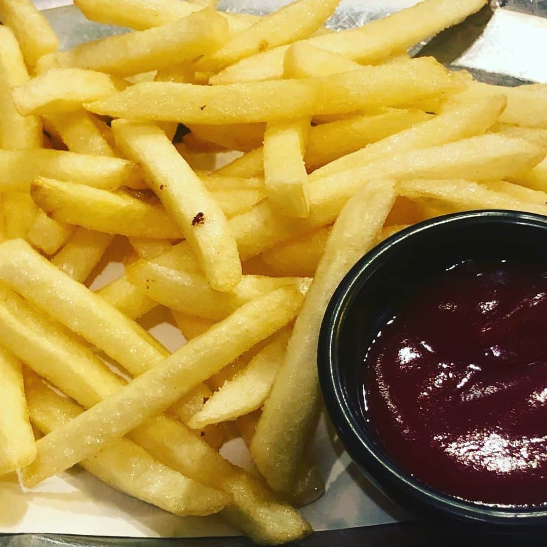 どんがめ三宮総本店のインスタグラム：「まいど！ どんがめ三宮総本店です . 本日は雨ながらも たくさんのお客様にご来店 いただき、ありがとうございます！ 席まだ空きありますので ぜひぜひきてねー。 . 本日の【インスタみたで】で #ポテフライ #39円 #お得すぎる .  #どんがめ #三ノ宮　#三宮　#枝豆　#酒　#たばこ　#喫煙可　#喫煙可能店 #神戸」