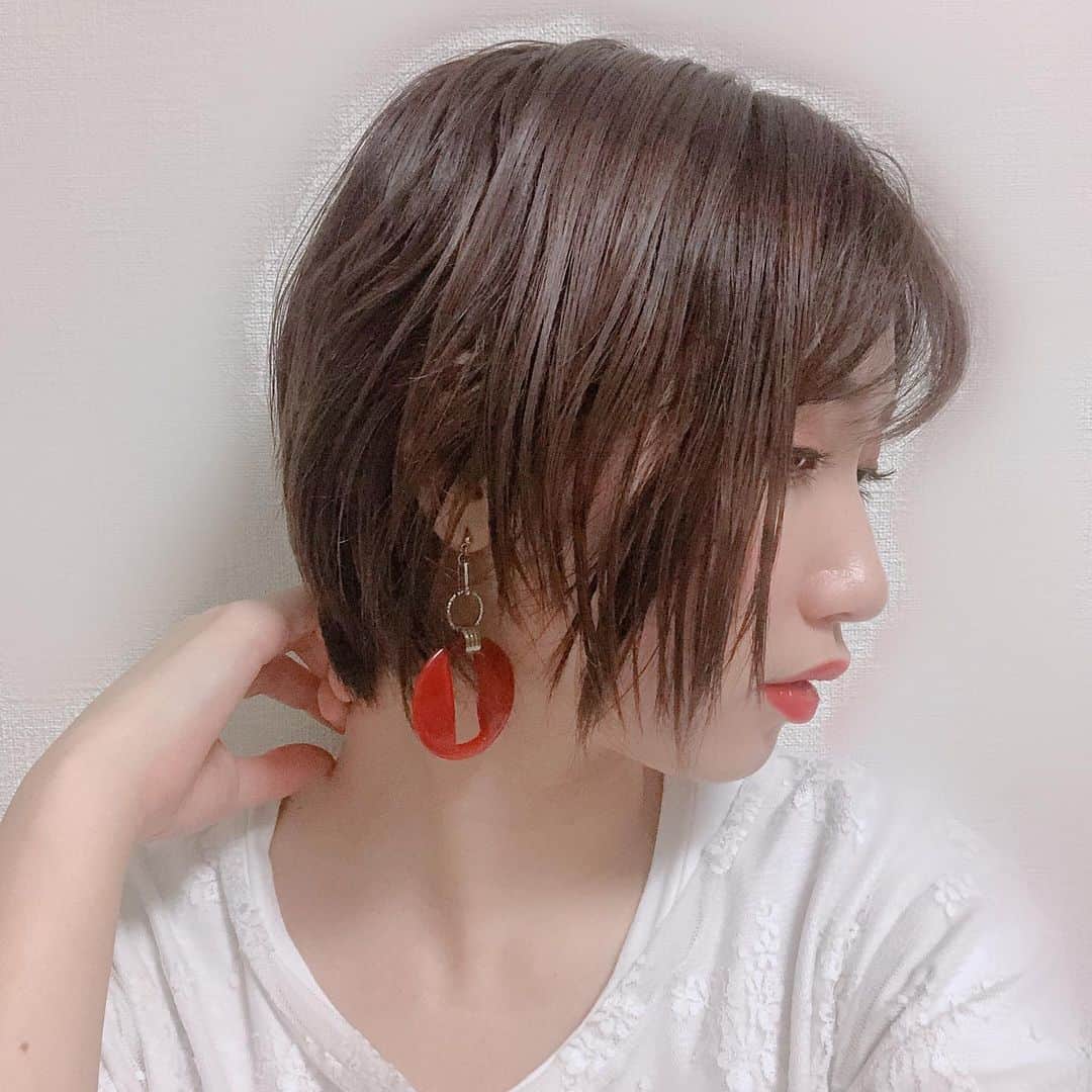上野優華さんのインスタグラム写真 - (上野優華Instagram)「伸ばしたかったけど伸ばせなかった。  浴衣にまとめ髪が可愛いと思ったんだけどショートの浴衣もそれはそれでありよね。(浴衣着る予定は無い)  色は伝わりずらいけど、日に当たるとピンクっぽい感じ。  #ショートカット #ショート #ショートヘア #ピンク #ピンクブラウン  #ダークピンク #ショート女子 #夏 #夏ヘア #ヘアカット #イメチェン #ショート好き #ピアス #ショートヘアアレンジ #ヘアアレンジ #エヌドット #ヘアオイル」6月18日 20時53分 - yuukaueno0205