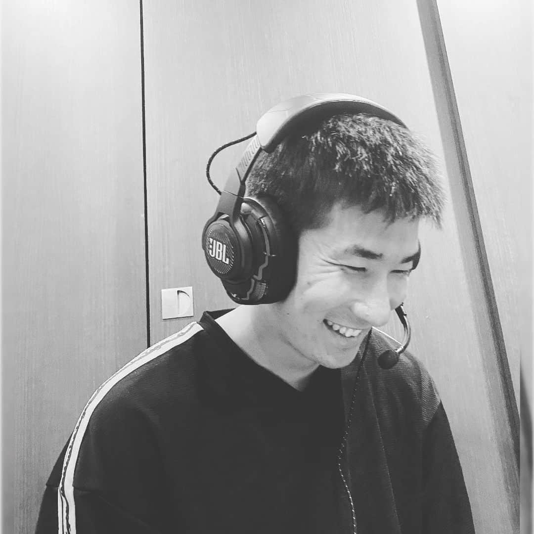 桐生祥秀のインスタグラム：「ゲーム用ヘッドホン PUBG してる時マイクあるの便利。俺の声よく聞こえるらしい  #音でアゲてけ  #jbl_japan  #ヘッドホン  #音楽 #ゲーム」