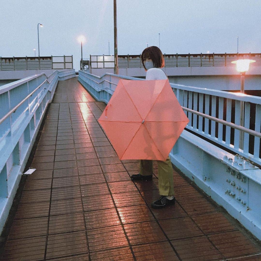瀧澤彩夏のインスタグラム：「☔️雨の子・風の子・元気な子☔️ #地球にマスク贈呈してる人いるなぁ拾いにきなさい」