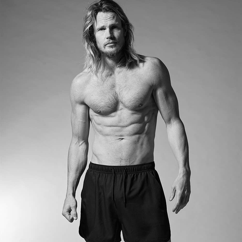 レステロッズのインスタグラム：「Premium Swimwear Black. @iamdanielnilsson @jkfphoto  #originalneverdies #Resteröds」