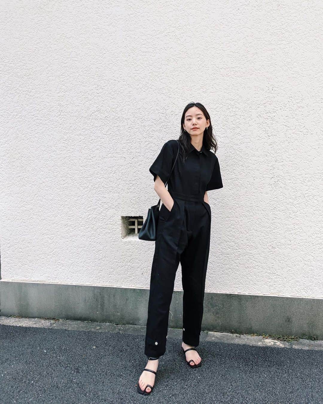 Shiho Sasakiのインスタグラム：「オールブラックコーデ🐼 今年のオールインワンは よりすっきりとしたシルエットにこだわって作りました🤍 アンクルボタンが付いているので裾は絞って履いても可愛いのです✨ 麻混素材でさらりとした着心地なので、真夏まで活躍間違いなし☝️ #MOUSSY#MOUSSYSNAP」