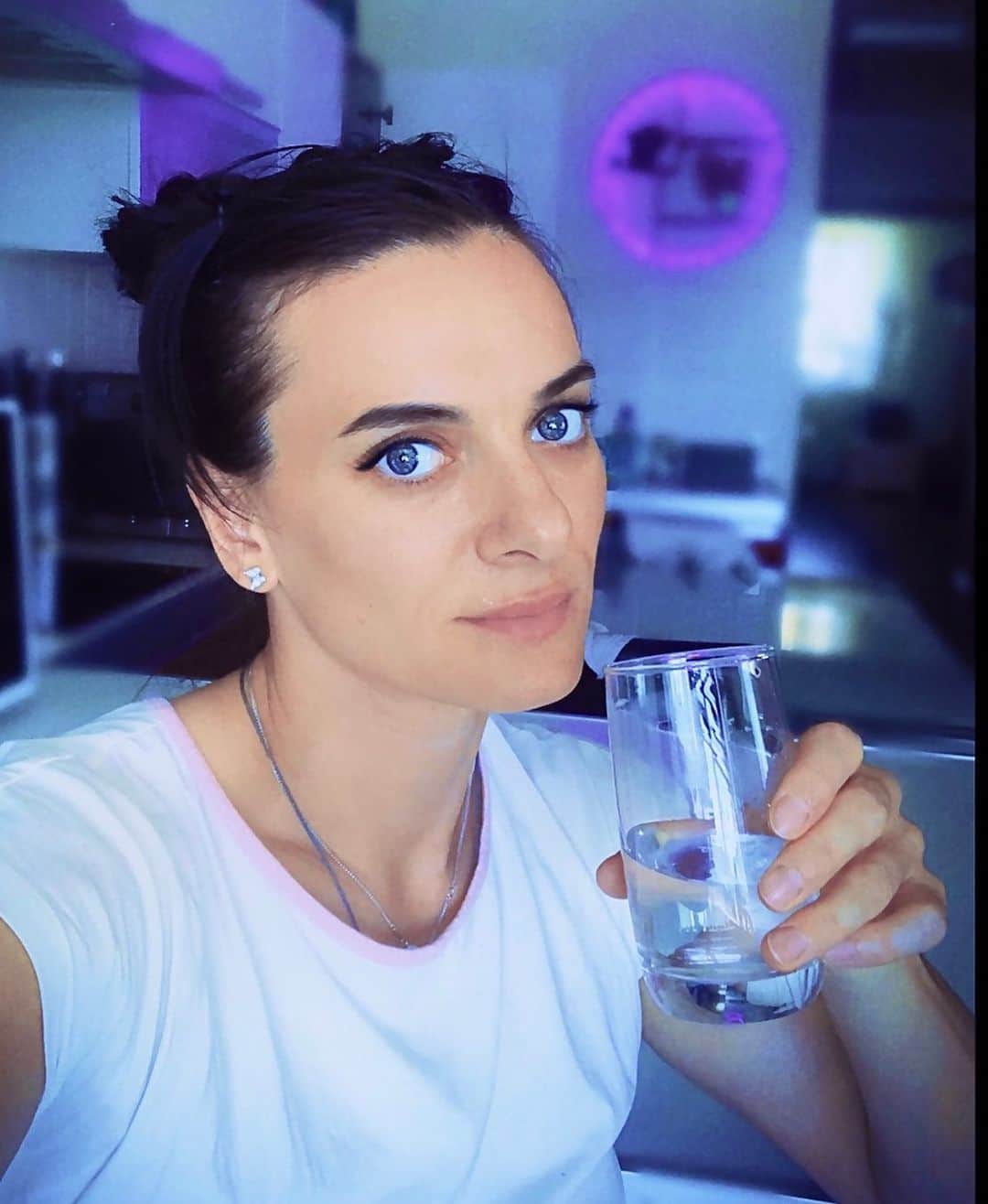 エレーナ・イシンバエワのインスタグラム：「Вода...💧💧💧 Как много споров и мнений насчёт того, сколько воды нужно пить и когда. ⠀ Опираясь на свой опыт, могу рекомендовать следующее: ⠀ ❗️Обязательно, утром натощак, один большой стакан воды без газа,  комнатной температуры ( и детям в том числе). ⠀ ❗️Перед каждым приемом пищи, за 30-40 мин до еды, ( так как мы не запиваем еду водой или другими напитками). ⠀ ❗️Пить в течении дня всегда, когда хочется. ⠀ ❗️Иметь стакан воды на прикроватной тумбочки на ночь. Я иногда просыпаюсь попить воды:) ⠀ Полезная информация для вас, мои дорогие?😊 ⠀ Если у вас другие правила питьевой режима воды, поделитесь:)🤗 ⠀ Water...💧💧💧 ⠀ How many disputes and opinions about how much water to drink and when. ⠀ Based on my experience, I can recommend the following: ⠀ ❗️Always, in the morning on an empty stomach, one large glass of water without gas, at room temperature (including children). ⠀ ❗️Before each meal, 30-40 minutes before the meal ( since we do not drink water or other beverages during a meal). ⠀ ❗️Drink during the day whenever you want. ⠀ ❗️Have a glass of water on your bedside table at night. I sometimes Wake up to drink water:) ⠀ Useful information for you, my dear?😊 ⠀ If you have other rules for drinking water, please share:)🤗 ⠀ #water#вода#isinbaeva#здоровьеикрасота#исинбаева」