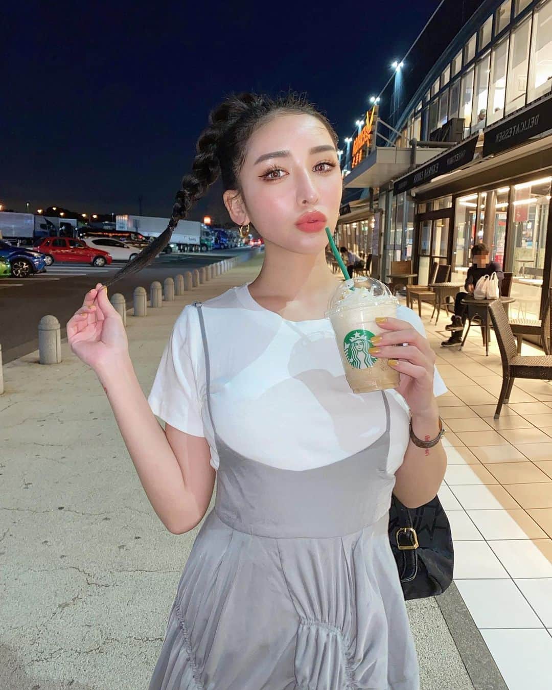 のインスタグラム：「🌼 ワンピースってテンション上がるね👗🤍 @mirror.me_official . スタバではキャラメルフラペチーノしか頼まないんだけどおすすめある？☁️ ⚠️コーヒーは飲めません☕️」