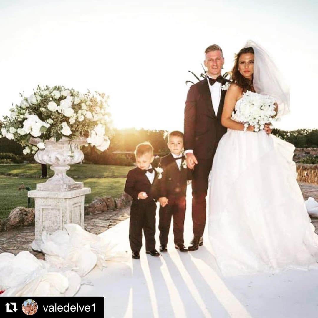イニャツィオ・アバーテのインスタグラム：「TI AMO!!! ❤️ #Repost @valedelve1 with @get_repost ・・・ Buon anniversario amore❤️❤️❤️ sono già passati 5 anni da quel giorno meraviglioso che solo chi l’ha vissuto con noi può capire...cosa darei per riviverlo!!!! @ignazioabate100k」