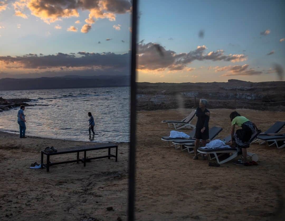 National Geographic Travelさんのインスタグラム写真 - (National Geographic TravelInstagram)「Photo by Muhammed Muheisen @mmuheisen | Tourists enjoy the Dead Sea, which is the world’s lowest point, in Jordan. The mirror is used by visitors who cover themselves in Dead Sea mud, which some believe has health benefits. For more photos and videos from different parts of the world, follow me @mmuheisen and @mmuheisenpublic. #muhammedmuheisen #DeadSea #الاردن」6月18日 21時07分 - natgeotravel