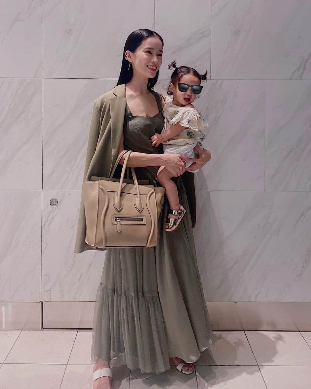 のインスタグラム：「. たまにはお洒落してみたら 息子が褒めてくれました(３歳) 当然ですが夫からは特に何も( ^ω^ )(４０歳) 家庭内でモテる男とモテない男の内面の差が浮き彫りに なってきています。 . @kenu_terui 👨ギクッ . #ootd #fashion #basic #coordinate #outfit #osayocode  #今日のコーデ #シンプルコーデ #ファッション #japanese #tokyo #mom #mother #blackhair #黒髪 #makeup #hairmake  #momlife #mommylife #mommy #男の子ママ #女の子ママ#ママライフ #motherof2」