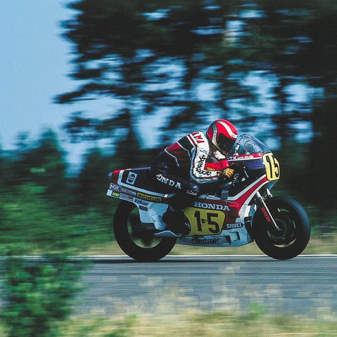 レプソル・ホンダのインスタグラム：「Today #ThrowbackThursday takes us back to Sweden in 1982. Takazumi Katayama on his way to winning the Swedish GP of the NS500 - his first win in the 500cc class.」