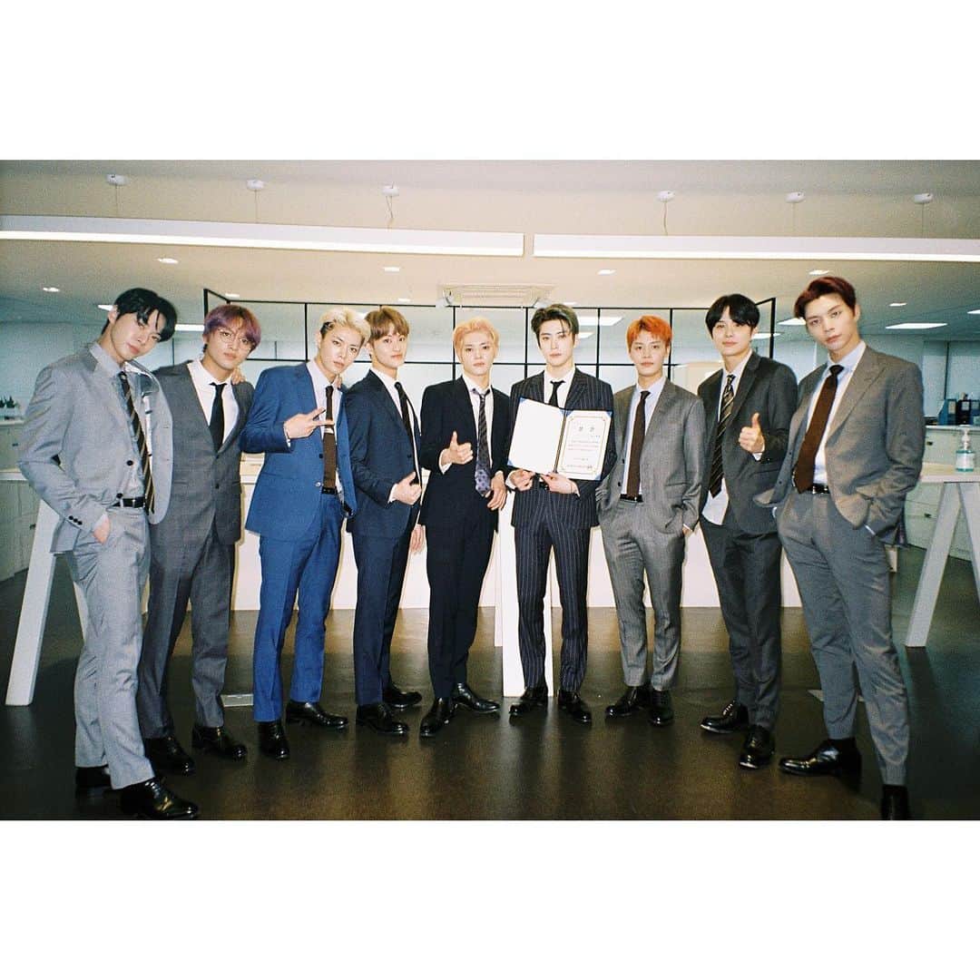 NCT 127さんのインスタグラム写真 - (NCT 127Instagram)「💚👔💚 - https://youtu.be/-rx4mdthI4A  #NCT127 #Punch #OFFICE_FINAL_ROUND #NeoZone_TheFinalRound」6月18日 21時12分 - nct127
