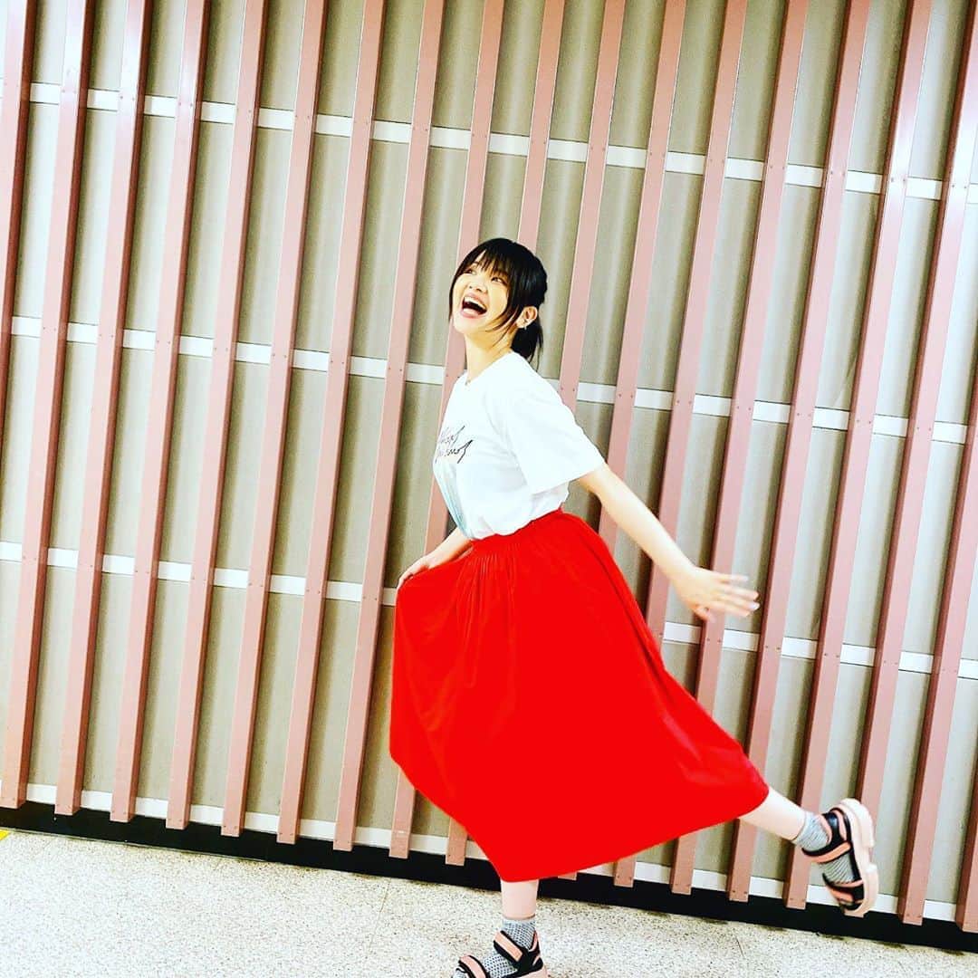 吉岡聖恵さんのインスタグラム写真 吉岡聖恵instagram 打ち合わせ日 マネージャー女子お福ちゃんと話してて キヨエさんはマキシ丈スカートとか履かないですか って話になって クローゼットから引っ張ってきてみた 赤いサンダルはかなり前のもの