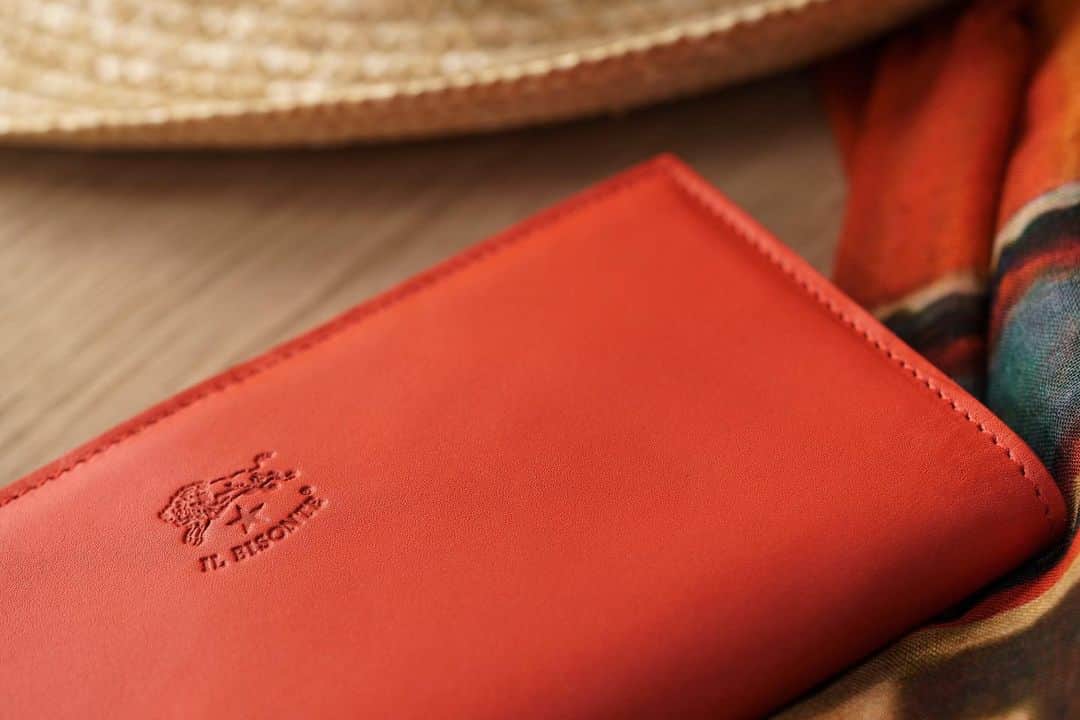 イルビゾンテのインスタグラム：「How to keep all of life's essentials stylishly in place. ☆  #ilbisonte #accessories #ss2020」
