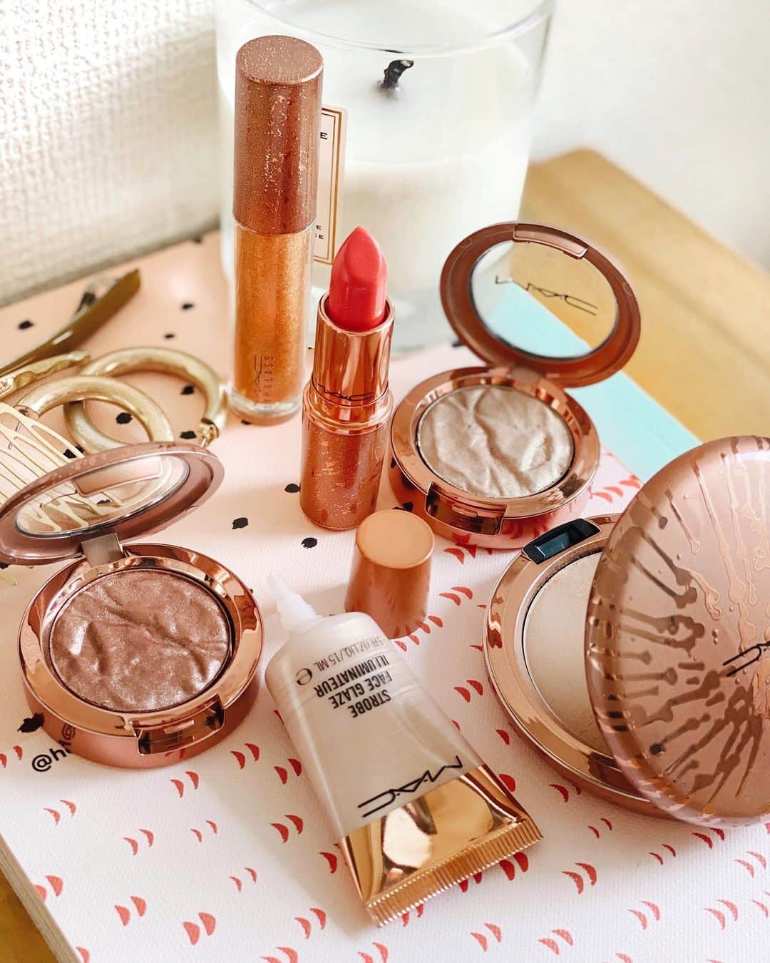 M∙A∙C Cosmetics Japanのインスタグラム：「【いよいよ明日全国発売！】 公式オンラインショップにて先行販売中のM・A・Cブロンジング コレクションおよび、フィックス+ ラディアンスを、明日6月19日(金)に全国のM・A・Cカウンターにて発売いたします。発売をお楽しみに🌟  ㅤ  ㅤ 【公式オンラインショップ限定特典】 ☑︎6月25日(木) 23:59まで全品送料無料！ ☑︎初回ご購入のお客様へ10% OFFクーポンをプレゼント （クーポンコードwelcome） ㅤ #MACBronzing#macブロンジング #MACFixPlusMagicRadiance#macフィックスプラスラディアンス #MACCosmeticsJapan#MACCosmetics#MAC#MACコスメ#マックコスメ#新作コスメ#限定コスメ#夏メイク#夏コスメ#キラキラメイク#アイメイク#メイク好き#デパコス#血色感#血色メイク#コスメ記録#コスメマニア#艶肌メイク#ヘルシーメイク#日焼けメイク#ゴールドメイク#キラキラメイク#アイシャドウ#フィックスミスト」
