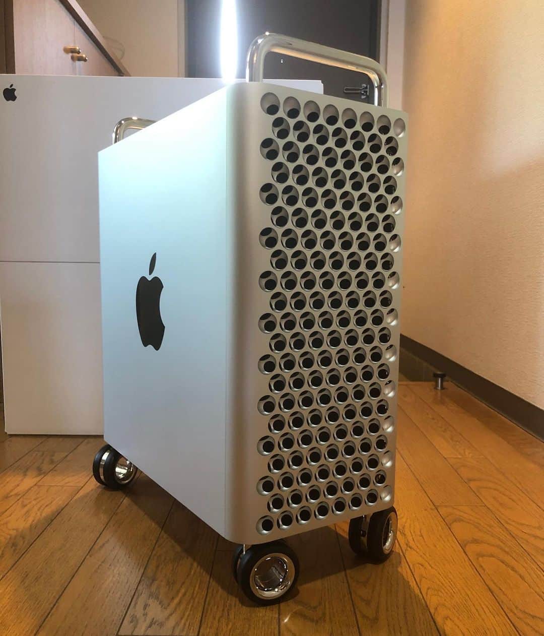 稲垣雅彦のインスタグラム：「MacProフルカスタム。モンスター来ました！ 動画編集、デジタル現像の強い味方🤣」