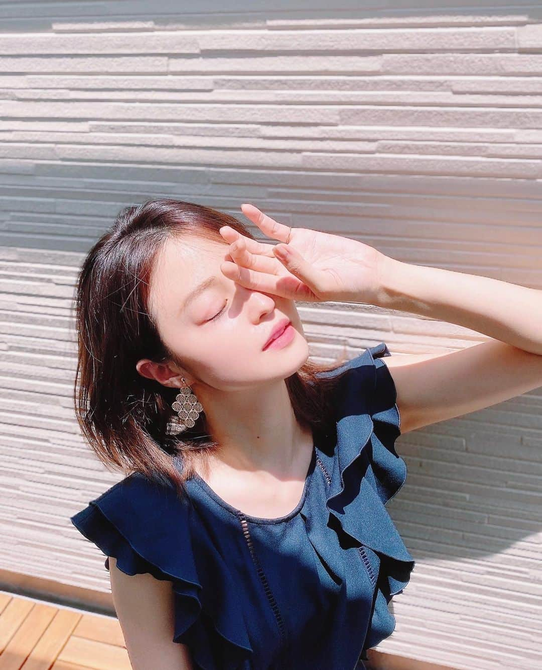 小林涼子さんのインスタグラム写真 - (小林涼子Instagram)「. 今日は、久々にホッとゆっくりな午前中だったので… 皆さんから頂いたYouTubeやインスタ、Twitterのコメントを じーっくり読んでニコニコ🥰 沢山の愛あるメッセージ、 いつも本当にありがとうございます 私も皆も、もっとハッピーになれる発信ができる様に頑張るぞ〜 💪🏻 ちょっと日光浴させたら 雨の前に植物さん達は避難〜 人参さんは枯れてしまったけど🥕 君たちは枯れないでおくれ . #家庭菜園初心者  #枯れた #人参 #緑のある暮らし #植物 #yootube」6月18日 21時24分 - ryoko_kobayashi_ryoko