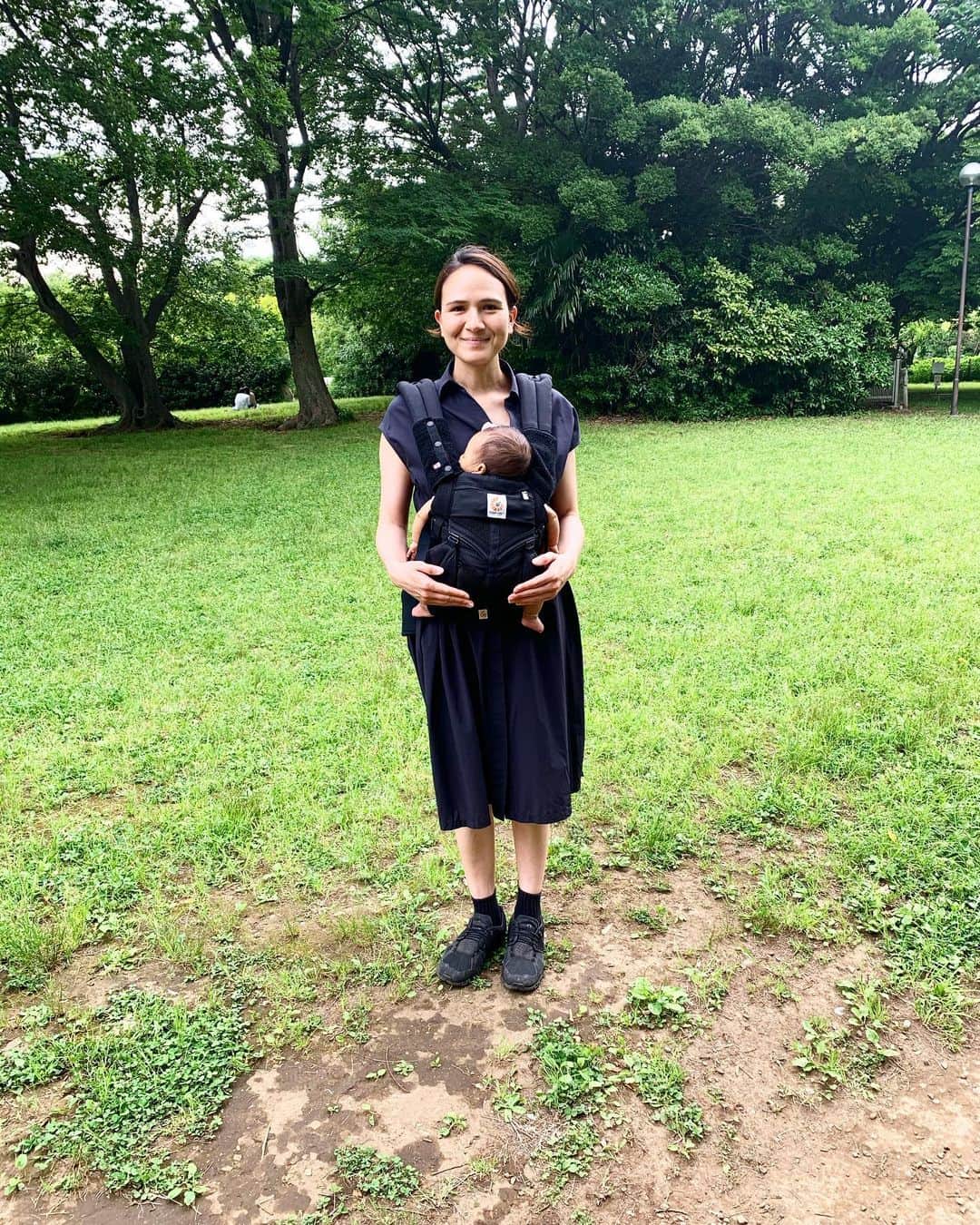 のインスタグラム：「抱っこ紐もベビーカーも慣れてきました👶❤️お外が好きそうな息子👶まだまだ遠出はできなくて近場の公園がメインですがそれでもやっぱりお散歩は気持ちいい✨そろそろテニスがしたい🎾動けるのか🤣✨#2monthsbaby #2ヶ月ベビー #エルゴ #お散歩」
