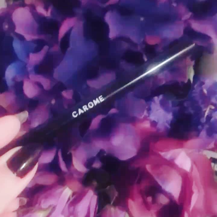 井出レイコのインスタグラム：「🖤 可愛いダレちゃん @darenogare.akemi  が作ったアイライナー愛用中🖤💜💜 ・ 数々のアイライナー使ってきたけど 発色も描きやすさも好き🖤🖤🖤 ・ #CAROME」