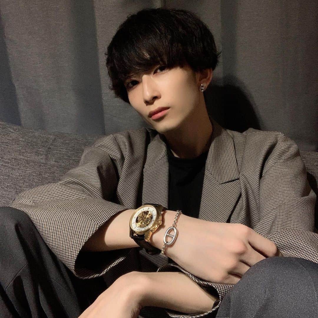 みっきーのインスタグラム：「﻿ 謎にエモい表情で失礼します🙇‍♂️﻿ ﻿ ﻿ 『LOBOR』の腕時計がめちゃめちゃオシャレ⌚️﻿ ﻿ ﻿ ゴールドってメンズがつけると﻿ いやらしくて苦手だったけど、﻿ ベルトもレザーで配色も丁度良くて﻿ 個人的にはとても着けやすい👏﻿ ﻿ ﻿ 僕は『DYNASTY AUGUSTUS BLACK』を﻿ 選ばせていただきました！﻿ ﻿ ﻿ クーポンコード『miiiier』で﻿ 10%offで買えるようです💎﻿ ﻿ ﻿ #pr #lobor #ロバー #時計 #腕時計 #パーマ男子 #黒髪 #ジャケット #今日のコーデ #インスタまたじわじわ上げていきますね」