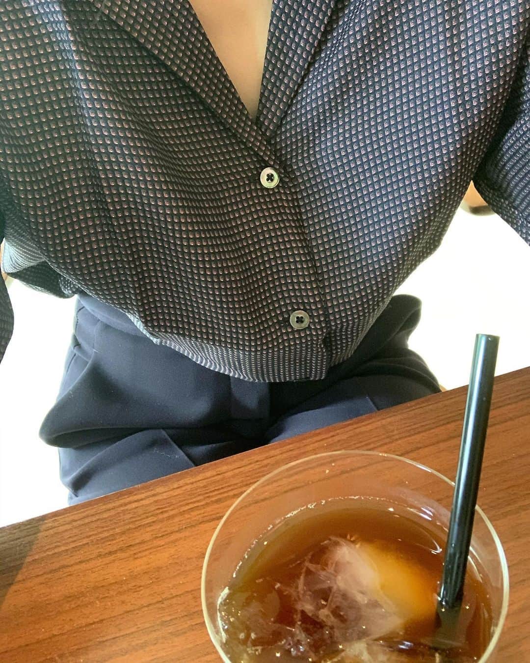 吉竹美聡さんのインスタグラム写真 - (吉竹美聡Instagram)「薄いガラスコップが 最近のお気に入りです🧊🧊 アイスコーヒーが美味しい季節ですね💙」6月18日 21時34分 - misatoy