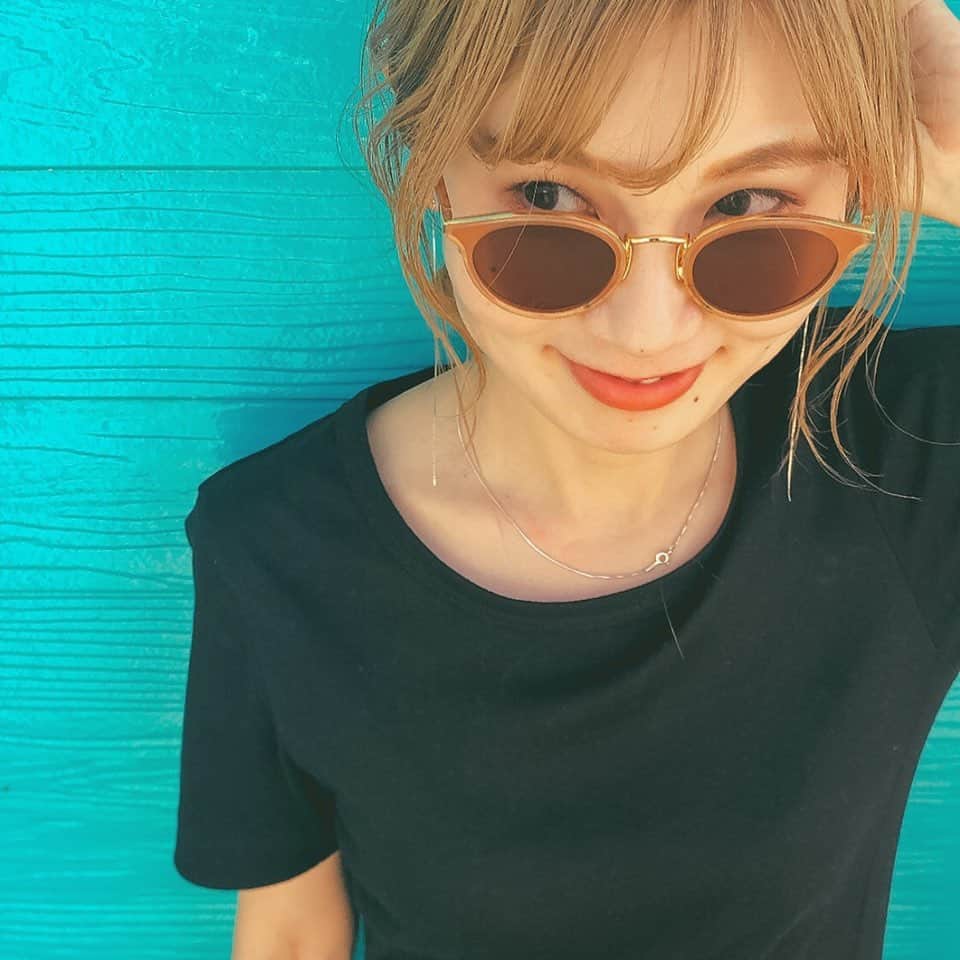 松田 美奈子のインスタグラム：「この前の糸島ドライブに着て行った サマードレスがお気に入り♡ 一枚で着れて、とても綺麗なシルエット👗 素材の気持ちよさも格別です😌 . 明日　@merci__jp で、発売します♡」