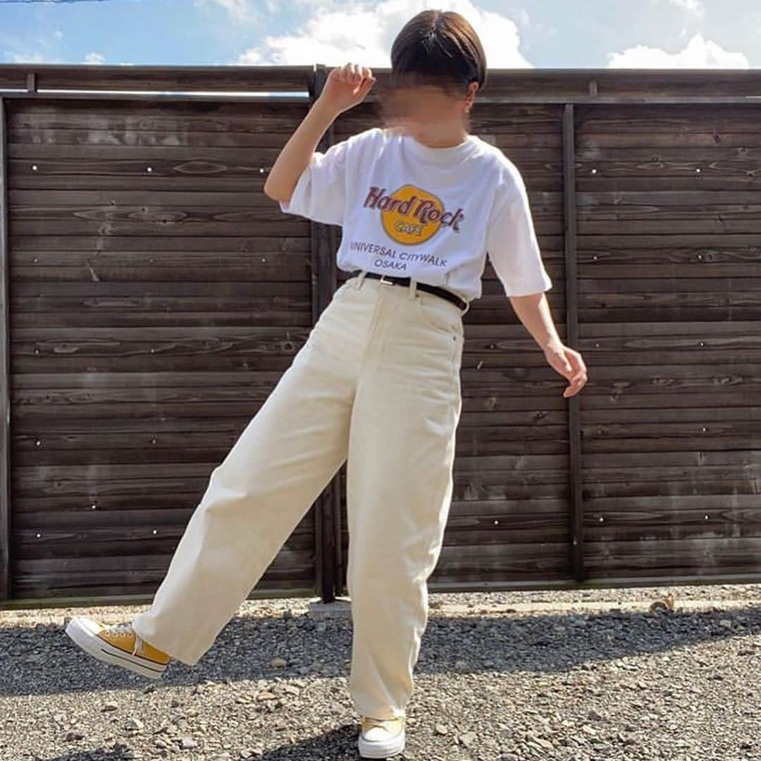 古着女子さんのインスタグラム写真 - (古着女子Instagram)「\ 夏のおしゃれなホワイトコーデ！⛅️ /﻿ ﻿ 夏に爽やかな気分になるホワイトコーデ！﻿ 今回はそんなホワイトコーデの作り方をご紹介いたします！﻿ ﻿ 🍏ホワイトパンツ﻿ この夏はホワイトコーデはホワイトパンツを取り入れるのがポイント🌸白Tシャツと合わせると簡単にホワイトコーデが作れちゃいます◎ゆるっとしたサイズ感のものを選ぶのがポイント！﻿ ﻿ 🍏サロペット﻿ 今トレンドなのがホワイトやアイボリーのオーバーオールやサロペスカート！デニム素材よりも綺麗めなコーデができるので大人っぽいコーデも作れちゃいます😌﻿ ﻿ みんなも是非参考にして見てね！﻿ ﻿ ﻿ ﻿ ﻿ 🏡古着女子がプロデュースする古着ショップを紹介🏡﻿ ・9090 ナインティナインティ @9090s_ 👖👟﻿ ・Spoon  スプーン  @spoon__store 🥄✨﻿ ・nemne ねんね @nemne_store 🌿🥛﻿ ﻿ ﻿ 🌼公式LINE@→@furuzyo で検索🌼﻿ LINE@だけのお知らせや古着の疑問にも答えます！﻿ ﻿ ﻿ 古着を素敵に着こなしてる女性の方をRepostでご紹介させていただきます🐒写真は全てご本人様に【掲載許諾】をとっております﻿ ﻿ ﻿ # カジュアルコーデ #オールホワイト #ホワイトコーデ #おしゃれさんと繋がりたい #古着女子 #古着女子と繋がりたい #ホワイトパンツ #オーバーオール #ゆるコーデ #ジャンスカ #サロペスカート﻿ ﻿ ﻿」6月18日 21時44分 - furuzyo