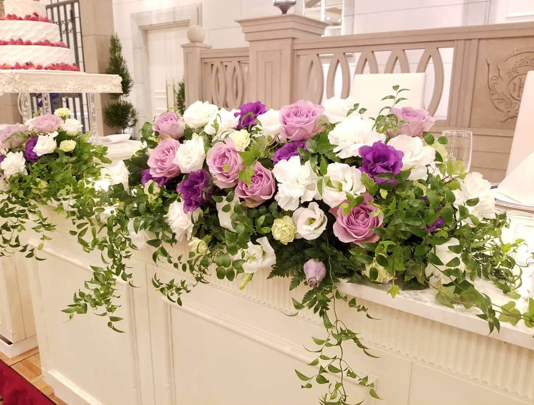 ホテルモントレ大阪 ブライダルサロンさんのインスタグラム写真 - (ホテルモントレ大阪 ブライダルサロンInstagram)「以前ご用意させていただいたお花で、グリーンたっぷりの爽やかな高砂装花です。グリーンと白をベースにピンクのお花を濃淡で入れ、可愛らしさもある素敵なお色目になっています！ #グリーン#白#ピンク#バラ#トルコキキョウ#スマイラックス#高砂#さわやか#かわいい#モントレ大阪#梅田#結婚式#プレ花嫁#大阪#ウェディング#アンティーク#ホテル#モントレ#wedding」6月18日 21時37分 - monterey_osaka