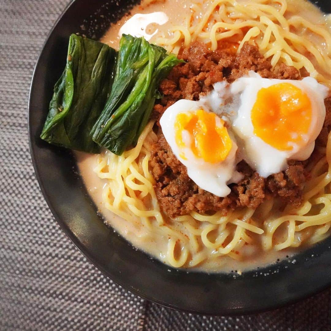 のインスタグラム：「簡単に、時短で作れるレンチンレシピです！ スタミナつけたい時に普段から食べる担々麺の具材を全てレンチンで作りました！ 『豆乳ゴマ担々麺』(1人前） ・中華麺...1玉 ・ほうれん草 ・温泉卵 （肉味噌） ・A.豚挽肉...50g ・A.料理酒...大さじ１ ・A.甜麵醬...小さじ１ ・A.豆板醤...小さじ１ （スープ） ・B.無調整豆乳...50ml ・B.めんつゆ...50ml ・B.ごまだれ...大さじ２ ・B.白いりごま ・B.ラー油  ①ほうれん草をレンジで3分ほどチンします。  ②ボウルに肉味噌の材料を混ぜ合わせ、レンジで2分ほどチンします。  ③別のボウルにスープの材料を混ぜ合わせます。  ④鍋にお湯を沸かし、中華麺を表記通りの時間茹でたら流水で冷やして水を切ります。  ⑤器に中華麺、肉味噌、スープ、ほうれん草、温泉卵を乗せたら完成です！」