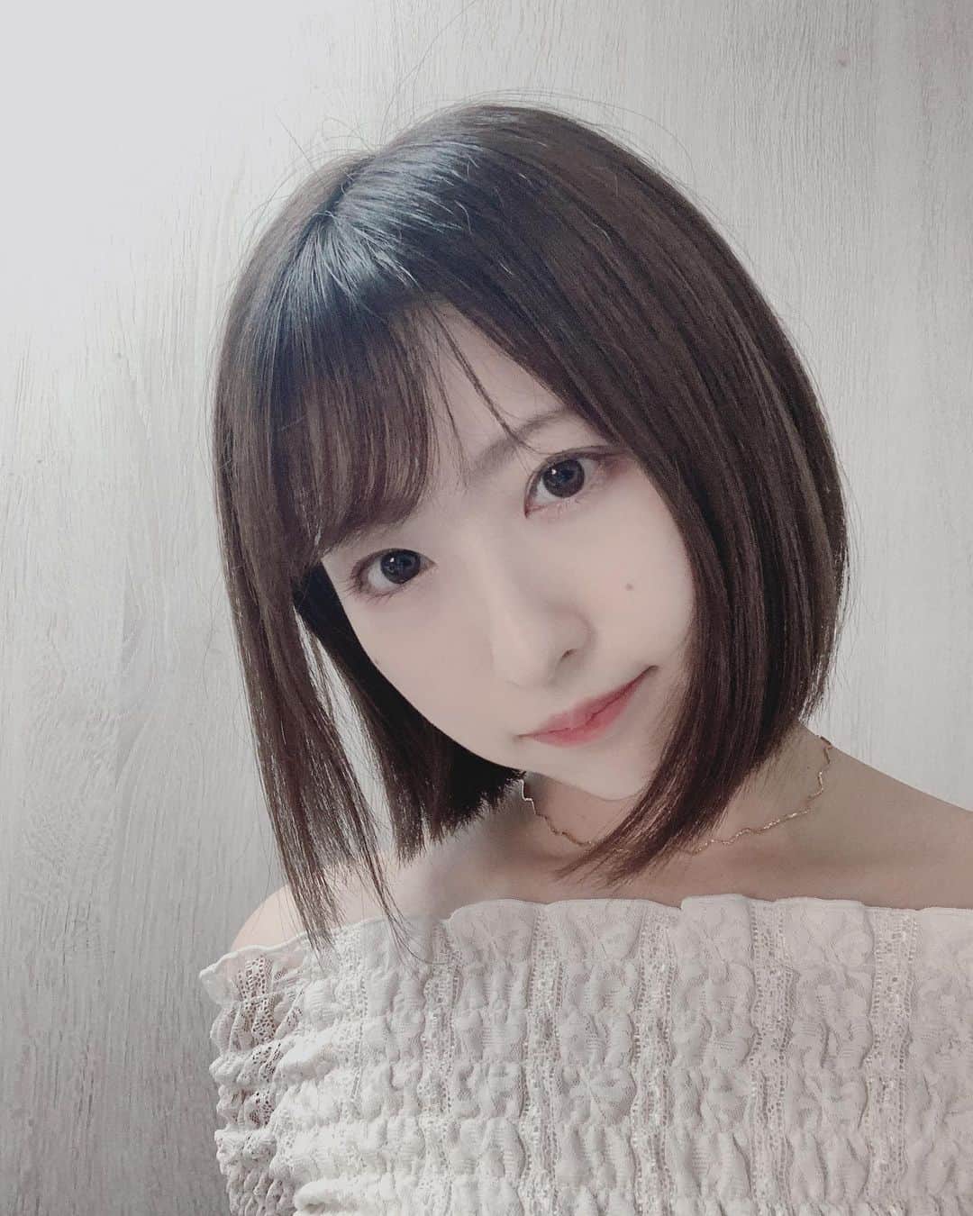 小桃音まいさんのインスタグラム写真 - (小桃音まいInstagram)「. 夏っぽいお洋服🍋. . きょうは雨だったけど涼しくて快適だったね☁️. . 最近お部屋の模様替えがしたくて. いろんな家具見てます. . スッキリしつつかわいい. お部屋にしたいとゆう妄想❤︎. . みんなはどんなお部屋がすき？. . . あつ森の世界みたいに. 木から家具落ちてこないかな〜. . たぬきち商店みたいに家具安くならないかなぁ〜💭. . . #夏 #ボブヘア #白 #ニートの妄想 #顔面 #ショートボブ #オフショル #japanesegirl #instagood #instafashion #followｍe #followforfollowback #fashion #mercuryduo #photooftheday #photography #portraitphotography」6月18日 21時38分 - kotonemai0824