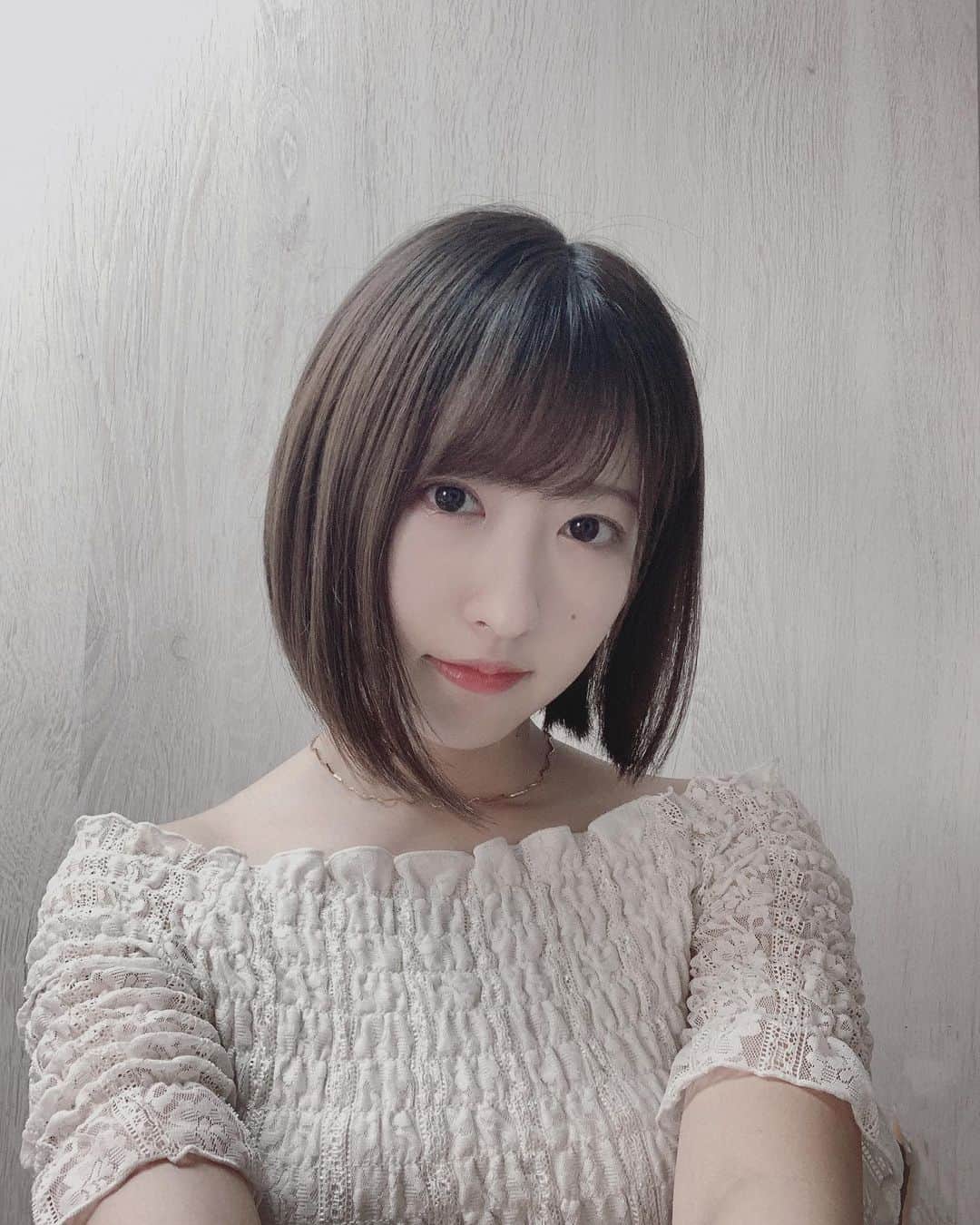 小桃音まいのインスタグラム：「. 夏っぽいお洋服🍋. . きょうは雨だったけど涼しくて快適だったね☁️. . 最近お部屋の模様替えがしたくて. いろんな家具見てます. . スッキリしつつかわいい. お部屋にしたいとゆう妄想❤︎. . みんなはどんなお部屋がすき？. . . あつ森の世界みたいに. 木から家具落ちてこないかな〜. . たぬきち商店みたいに家具安くならないかなぁ〜💭. . . #夏 #ボブヘア #白 #ニートの妄想 #顔面 #ショートボブ #オフショル #japanesegirl #instagood #instafashion #followｍe #followforfollowback #fashion #mercuryduo #photooftheday #photography #portraitphotography」