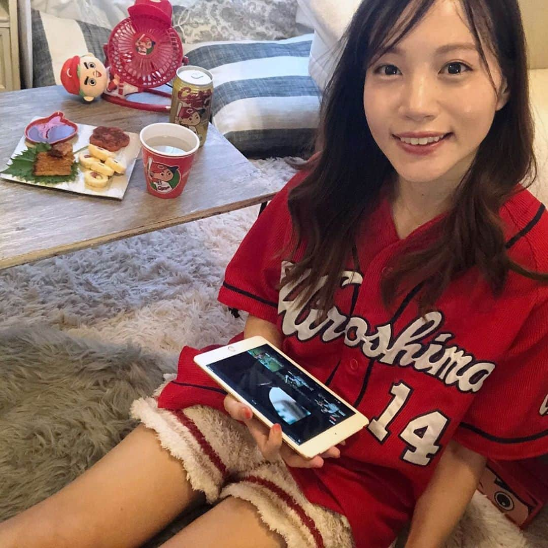 古田ちさこさんのインスタグラム写真 - (古田ちさこInstagram)「ついに明日❗️﻿プロ野球開幕❗️﻿ ﻿ 現場でもどこ行ってもその話になるし、みんなそわそわしてる感じだね…♥️﻿ ﻿ だって待ってたもんね😆﻿ 野球のある日々をー⚾️✨﻿ ﻿ エースの投げ合い、どのカードも観たいな〜❗️﻿ 堂林選手の開幕スタメンコール聞きたいな〜❗️﻿ ﻿ 球場で観られないなりに楽しい観戦の仕方を掘り下げていきたいと思ってるよ🎶﻿ ﻿ 今はおつまみメニューいっぱい考えてます。笑﻿ ﻿ DAZN契約してる方はインスタorツイッターで「おうちでDAZN観戦」関連の画像にハッシュタグ #おうちでDAZN観戦 と公式アカウント @dazn_jpn をつけて投稿するとおうち観戦が充実するアイテムが抽選で当たるという良き情報シェアしておくね🎶﻿7/12までよ😃﻿ ﻿ ちなみに飲みながらでも寝ながらでも観られるからiPad派で、お風呂でも観られるように今防水ケースも探してる👍✨﻿ ﻿ #プロ野球ファン待望#開幕戦2020﻿ #プロ野球#野球好き#野球好き女子﻿ #カープ女子#カープファン#開幕前夜﻿ #野球#棒球#広島カープ#カープ坊や﻿#自宅観戦 #カープグッズ#カープ女子コーデ#コロコロもカープ #おうち観戦#ジェラピケ#カープユニ#家でもユニ」6月18日 21時44分 - chisakofuruta