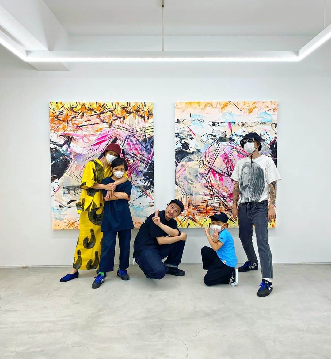 DJ DARUMAのインスタグラム：「タク(@takuobata)の最新の個展に。 この人どんどん進化してるし ブレイクダンサーとしての 理屈と彫刻家(芸術家)としての道理が全部 ハマってるから 観賞しててめっちゃ気持ちイイ。 最新の作品、内容もスピリットも完璧だったし 全作品初日に完売も超嬉しい💯💯💯 (偉そうにすいません🙏🏻💦彼が学生時代からの作品を 全て観てるのでご容赦ください🤪)」